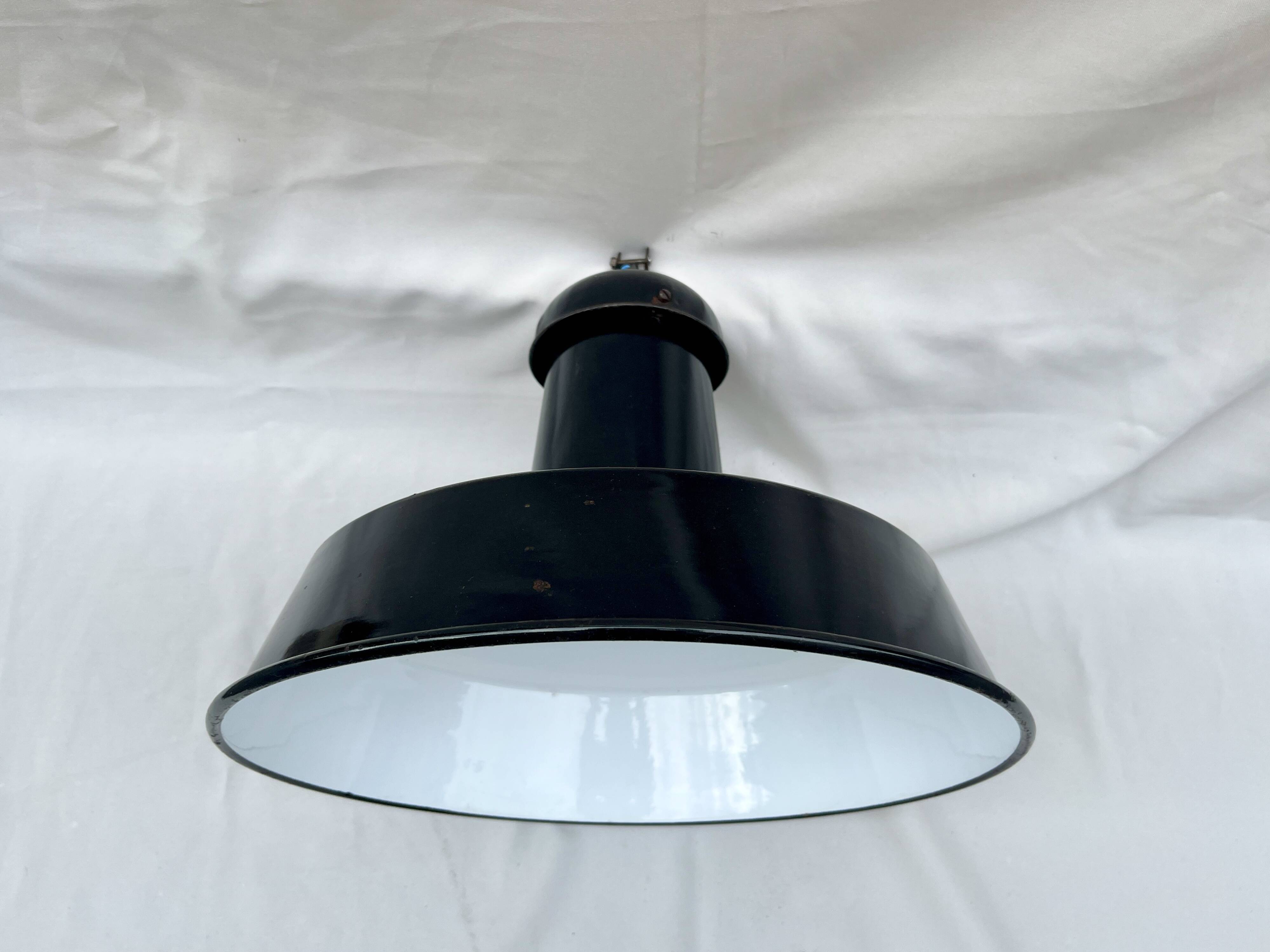 Industrial pendant light in black and white enamelled sheet metal factory bowl