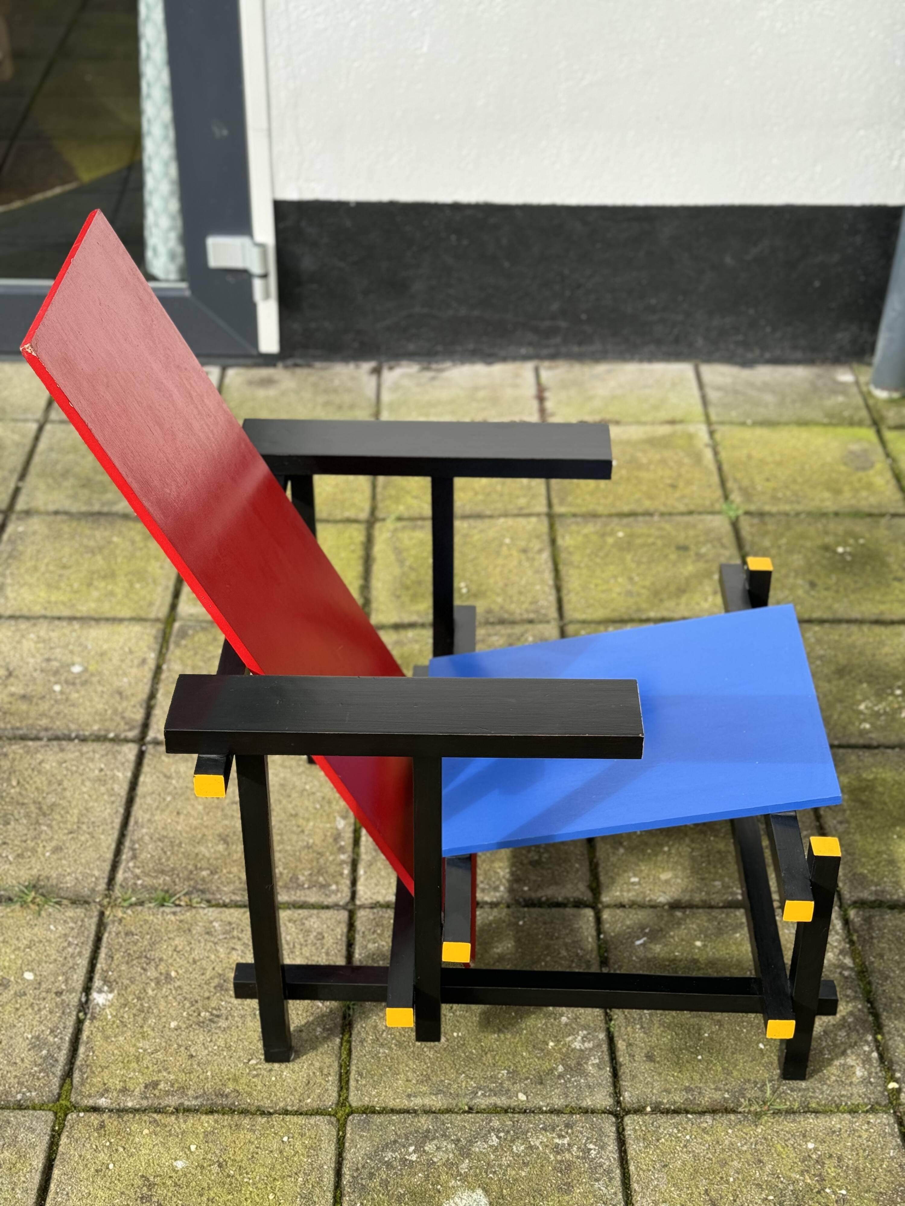 Reproduction de chaise rouge et bleue Rietveld