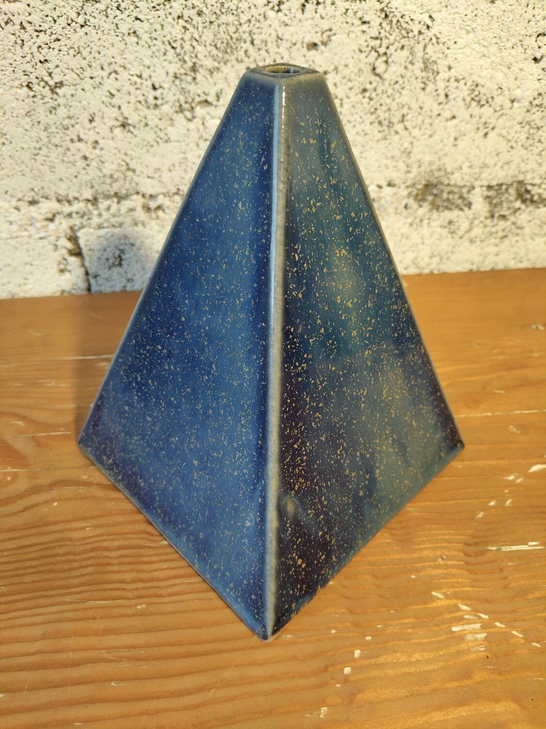 Soliflore pyramide en céramique émaillée bleu profond – pièce signée