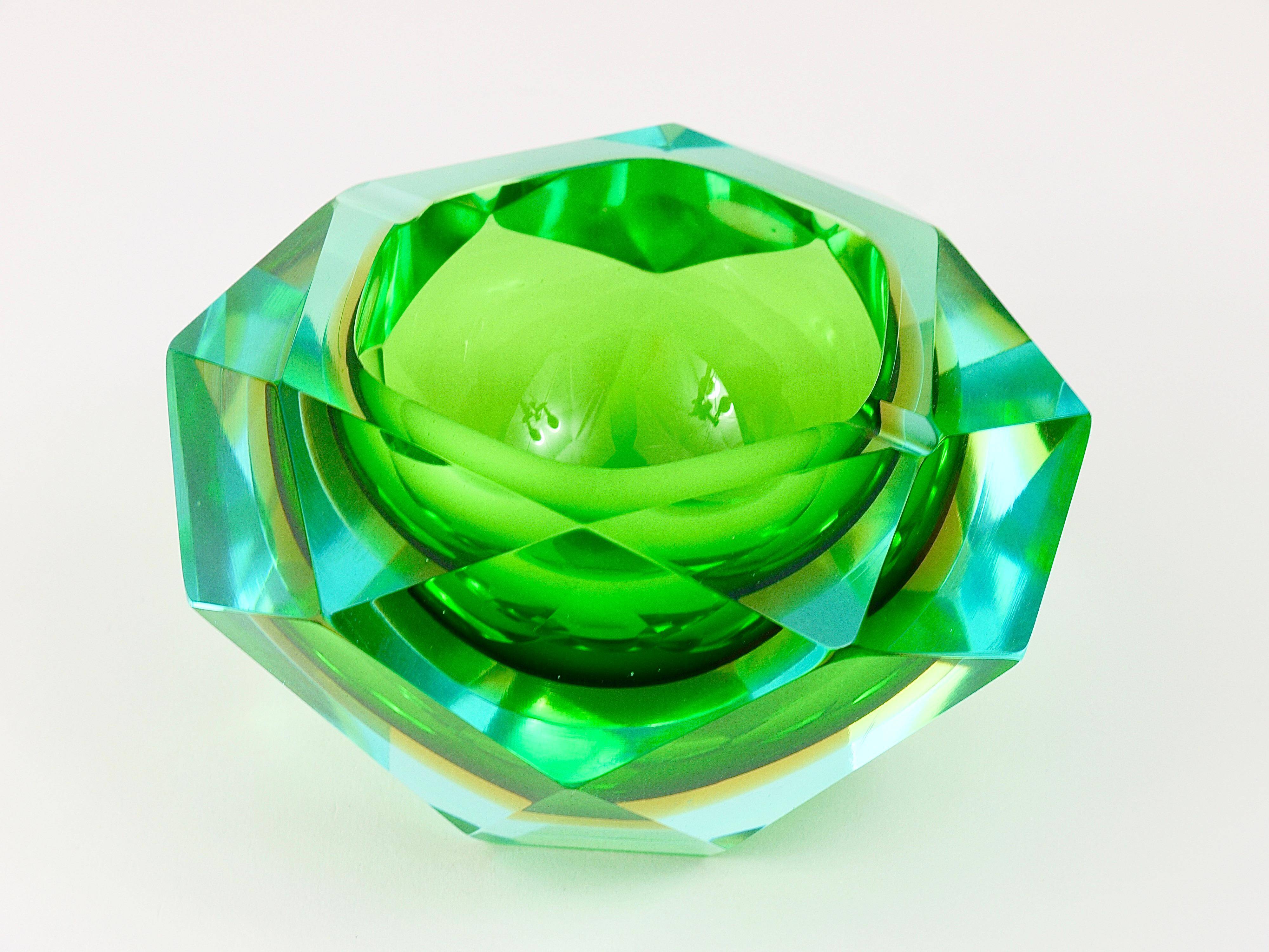 Faceted diamond ashtray in colour from the 1960s by Flavio Poli for Seguso, Murano, Italy.