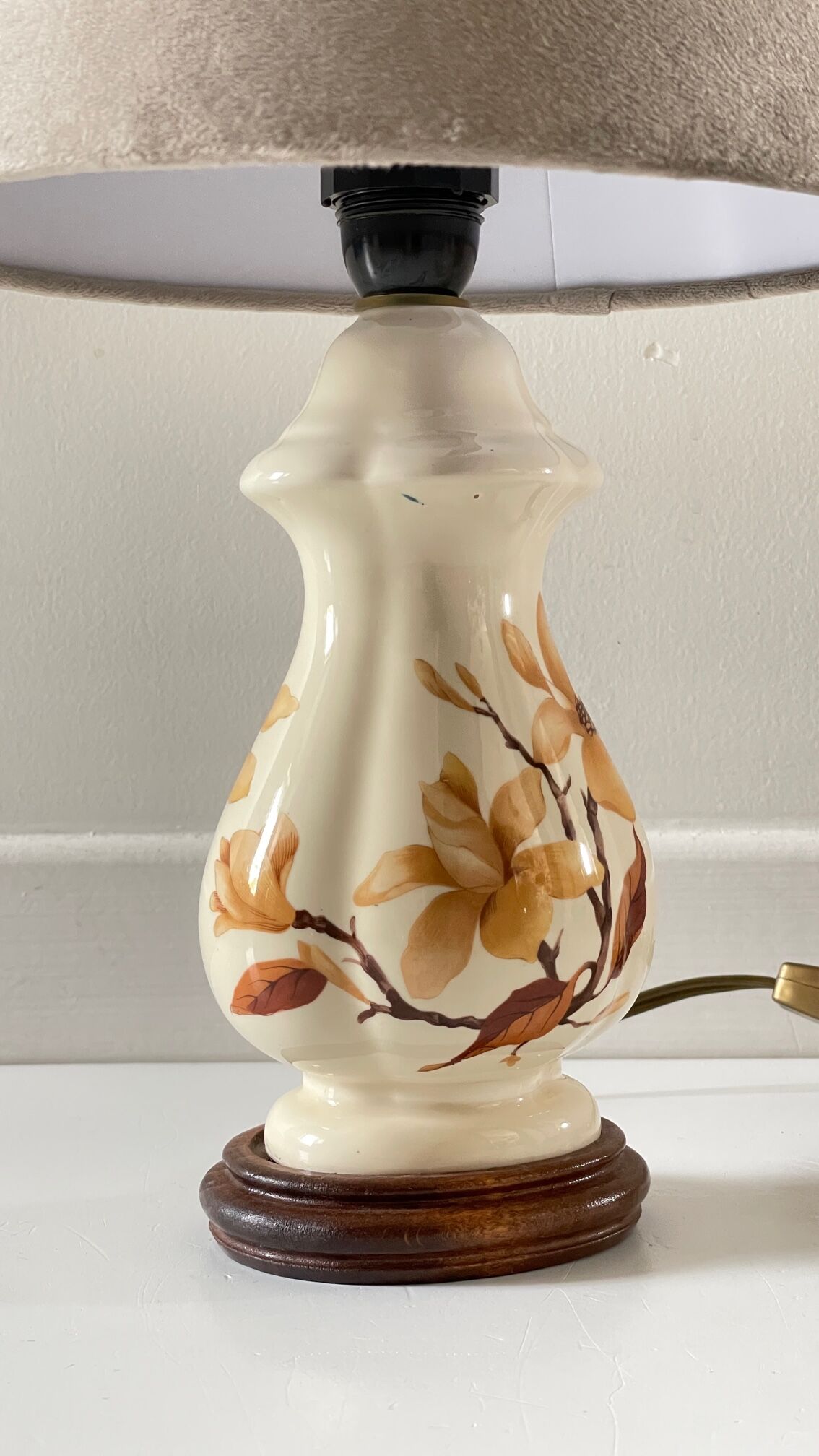 Lamp with vintage ceramic and velvet magnolias