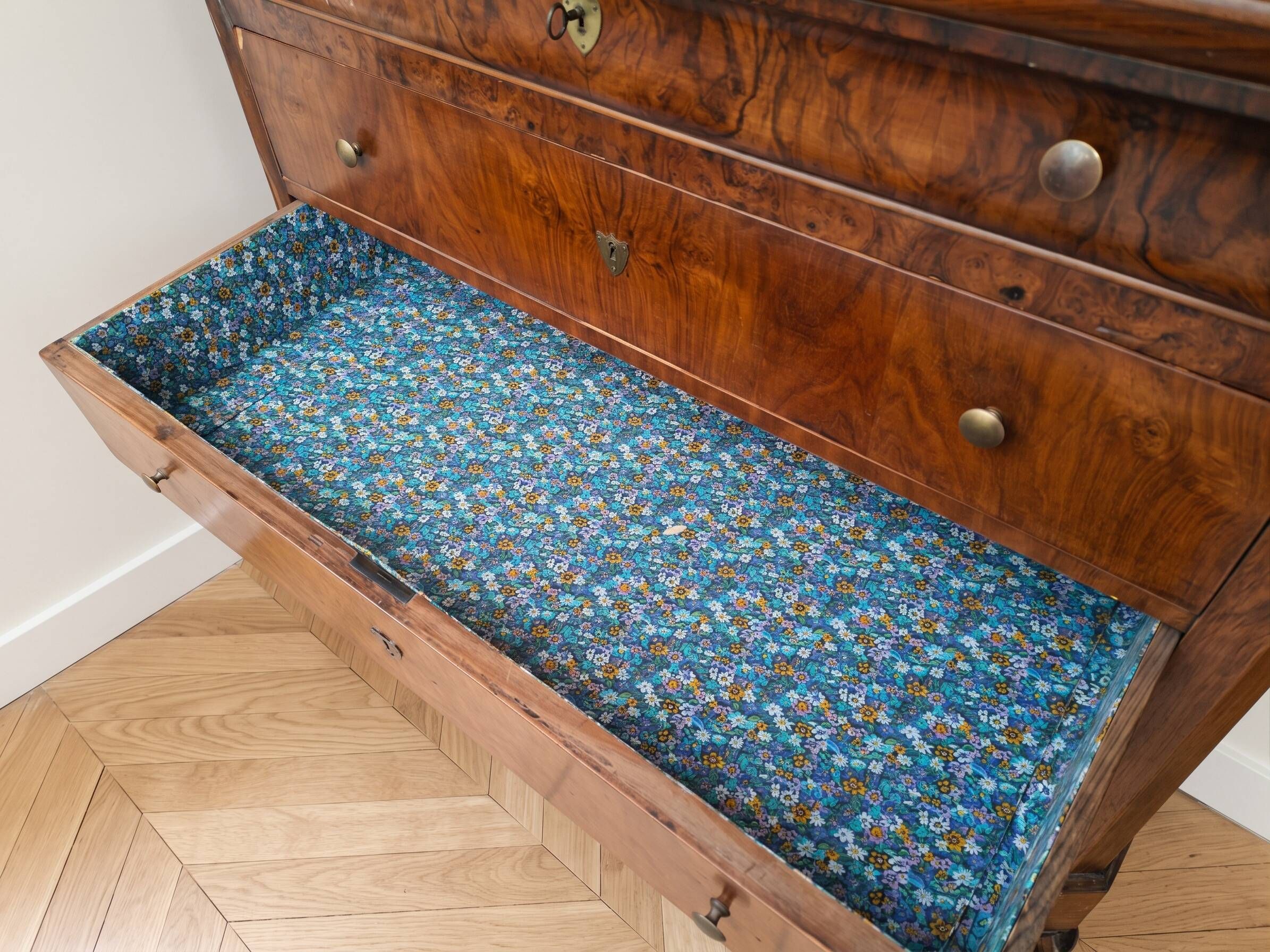 Commode ancienne en bois massif à tiroirs