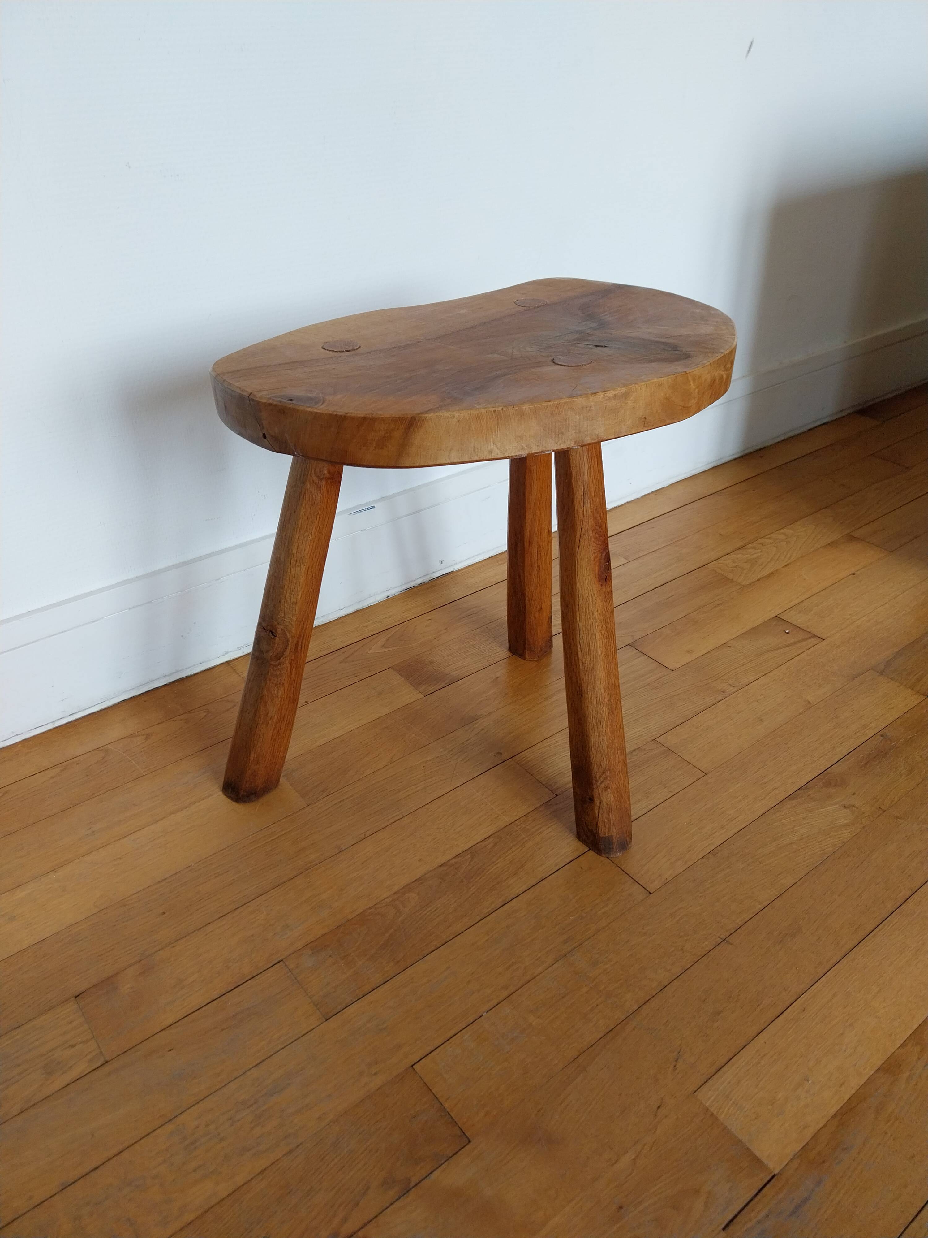 tabouret tripode brutaliste bois massif brutalisme
