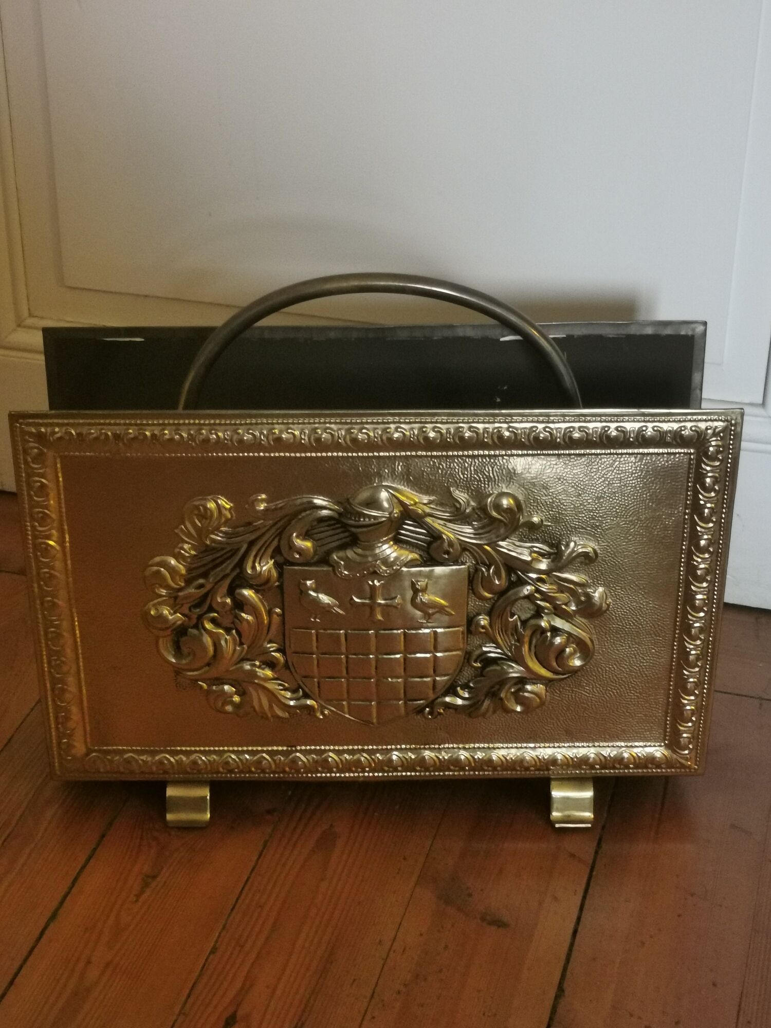 Magazine rack in painted sheet metal and brass pushed back twentieth century