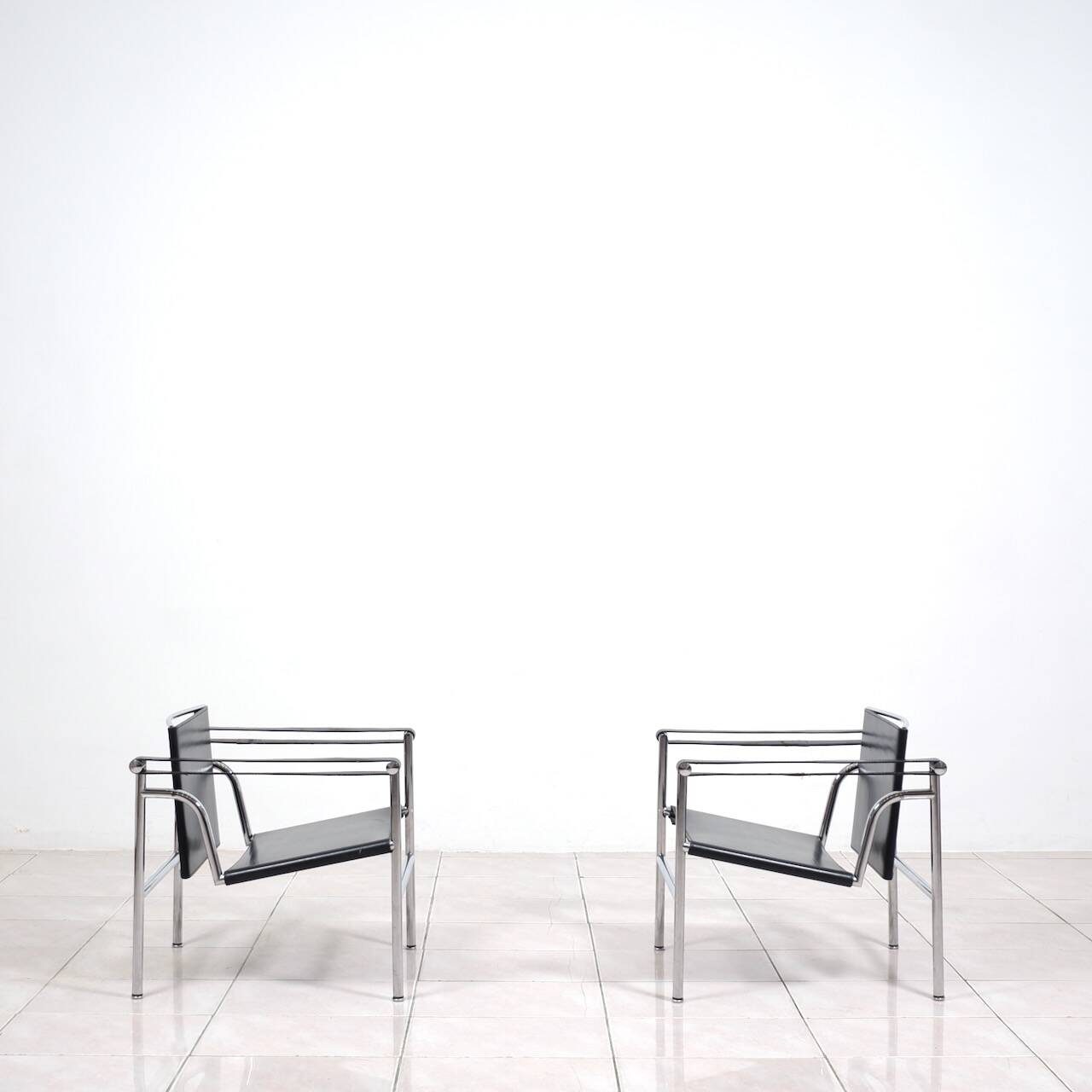 Fauteuil « lc1 » de charlotte perriand pour le corbusier, édités par cassina