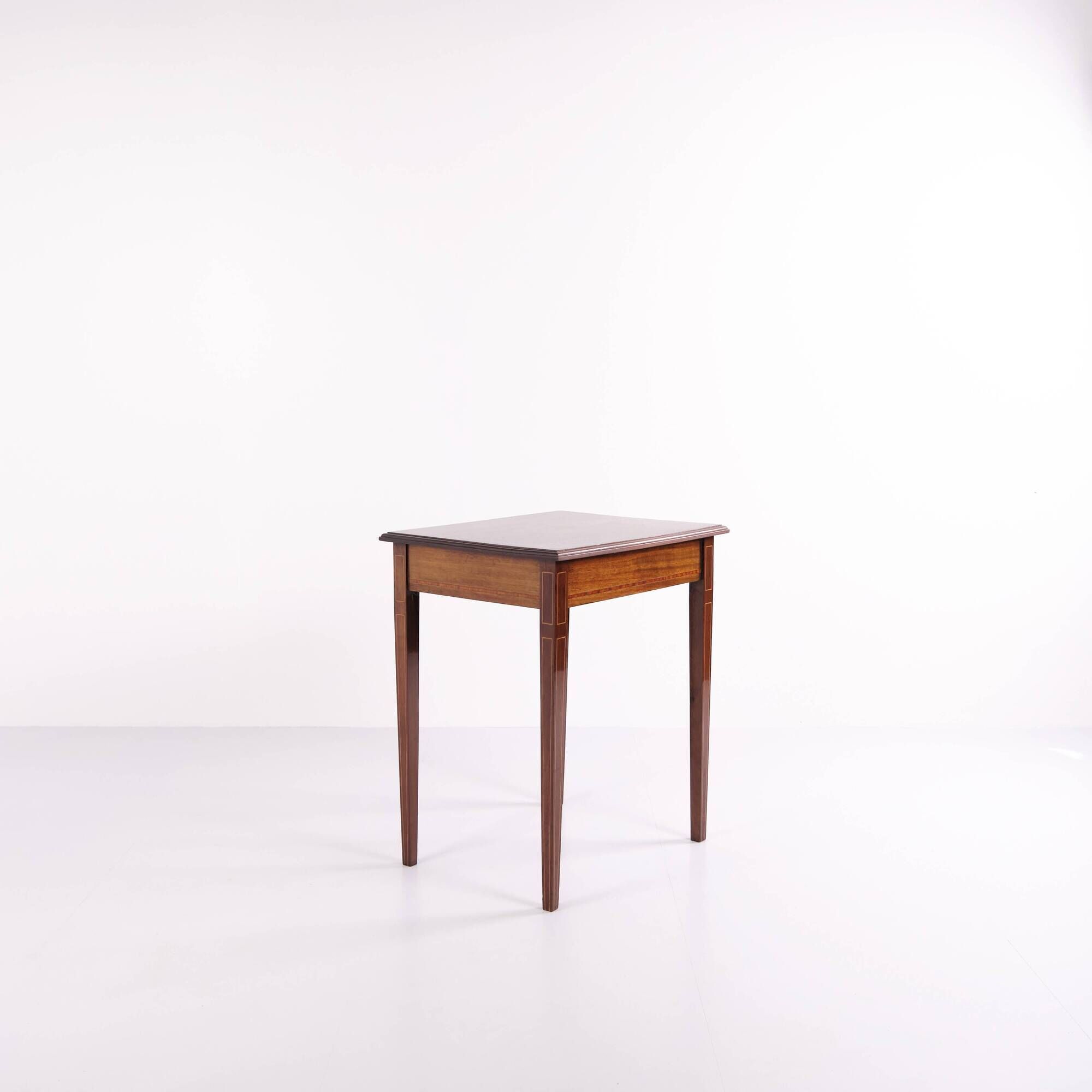 Side table - Hand polished - Decorated with fruit wood inlay - Crafted in mahogany - 1920s