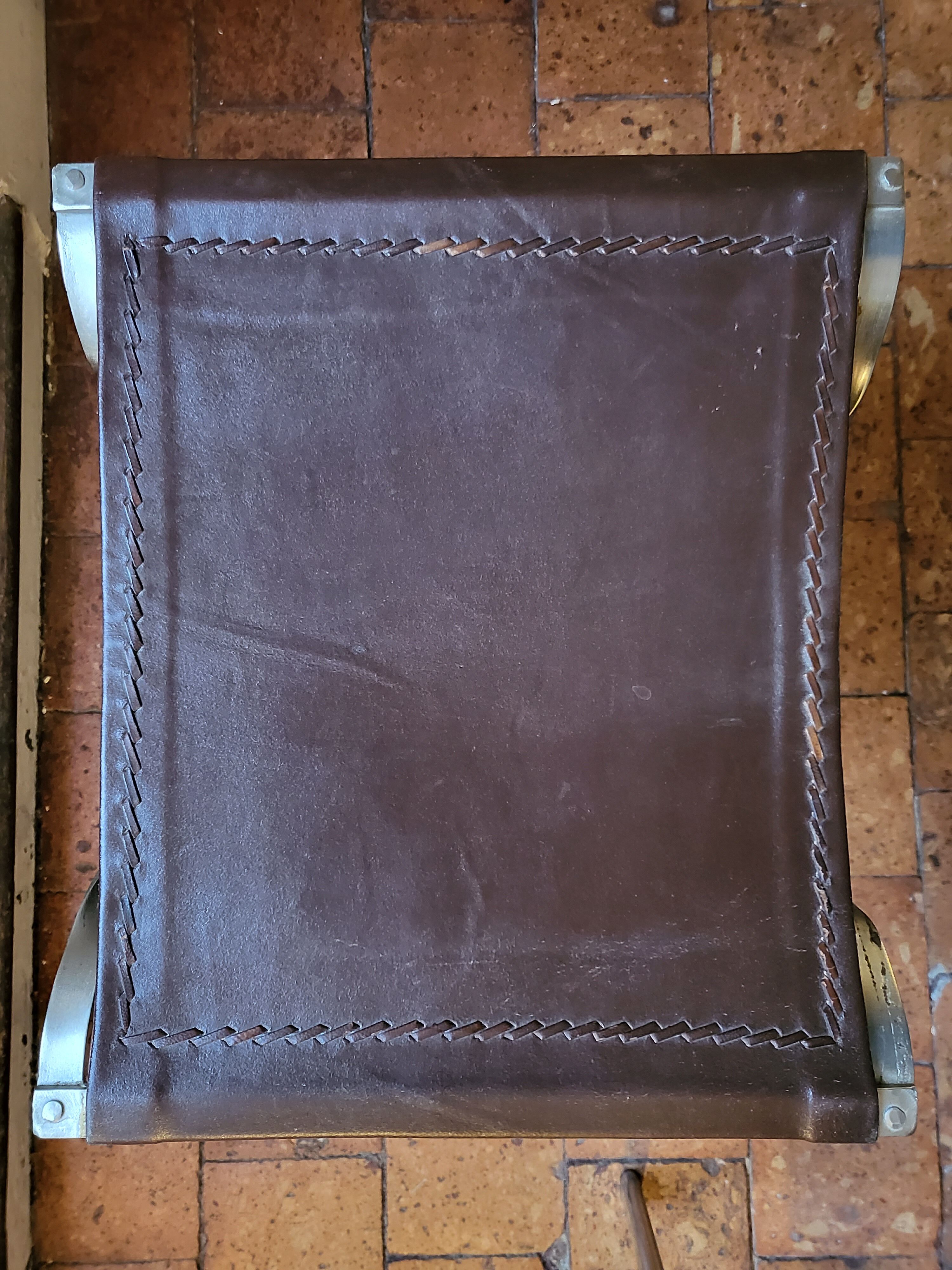 Tabouret pliant en acier et cuir