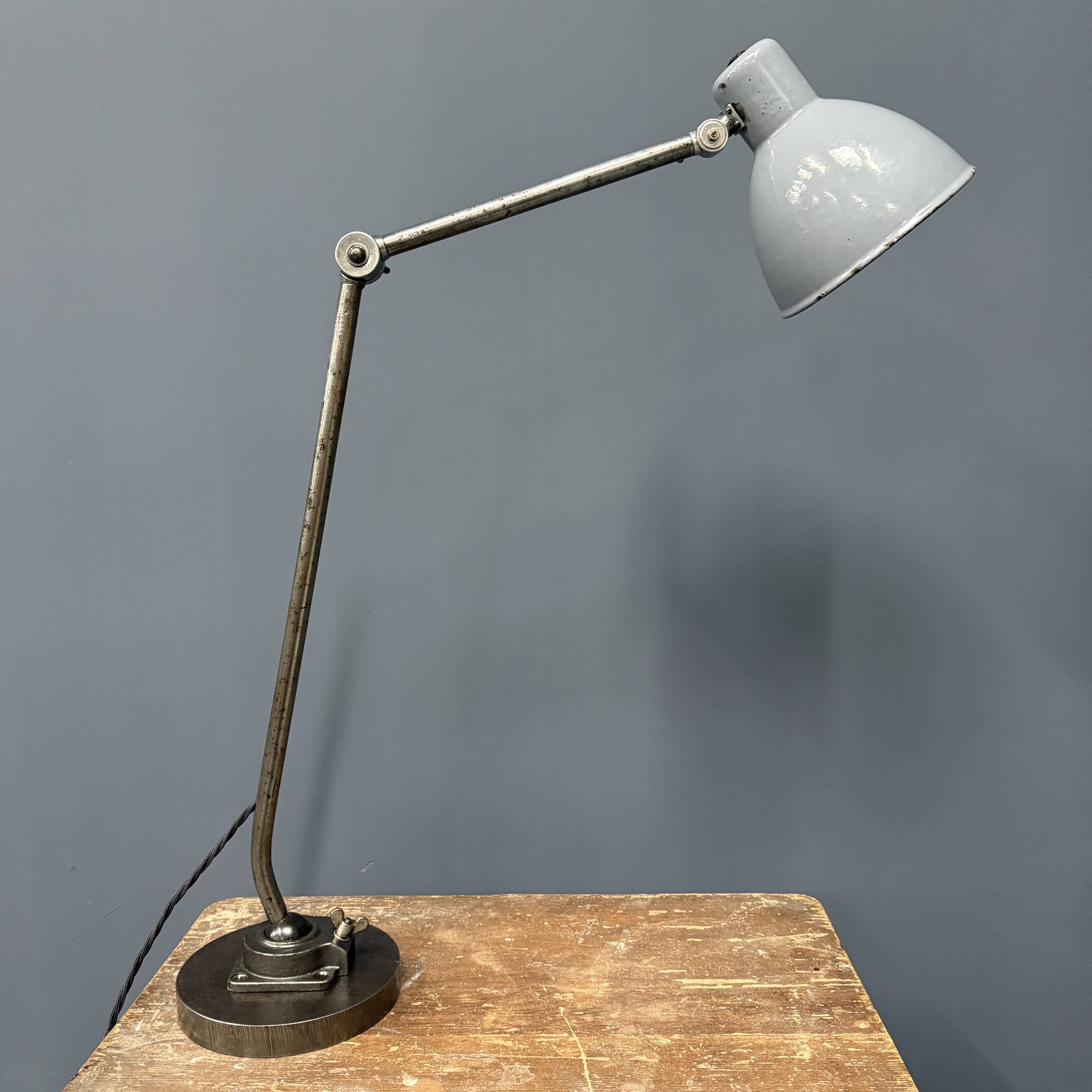 Grande lampe de table d'atelier Kandem modèle 566