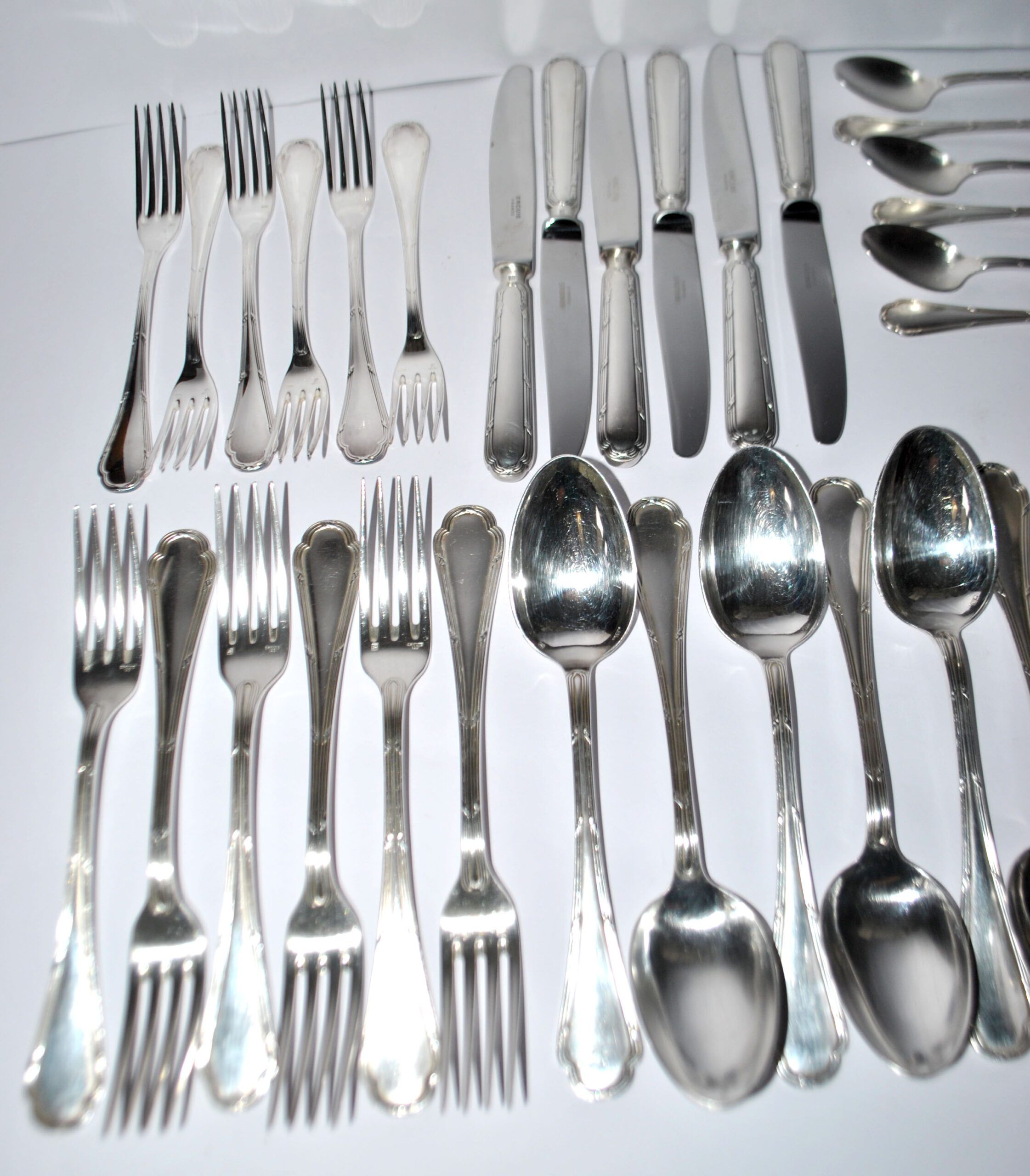 Ercuis trianon silver-plated cutlery set – 42-piece tableware with crossed ribbon design