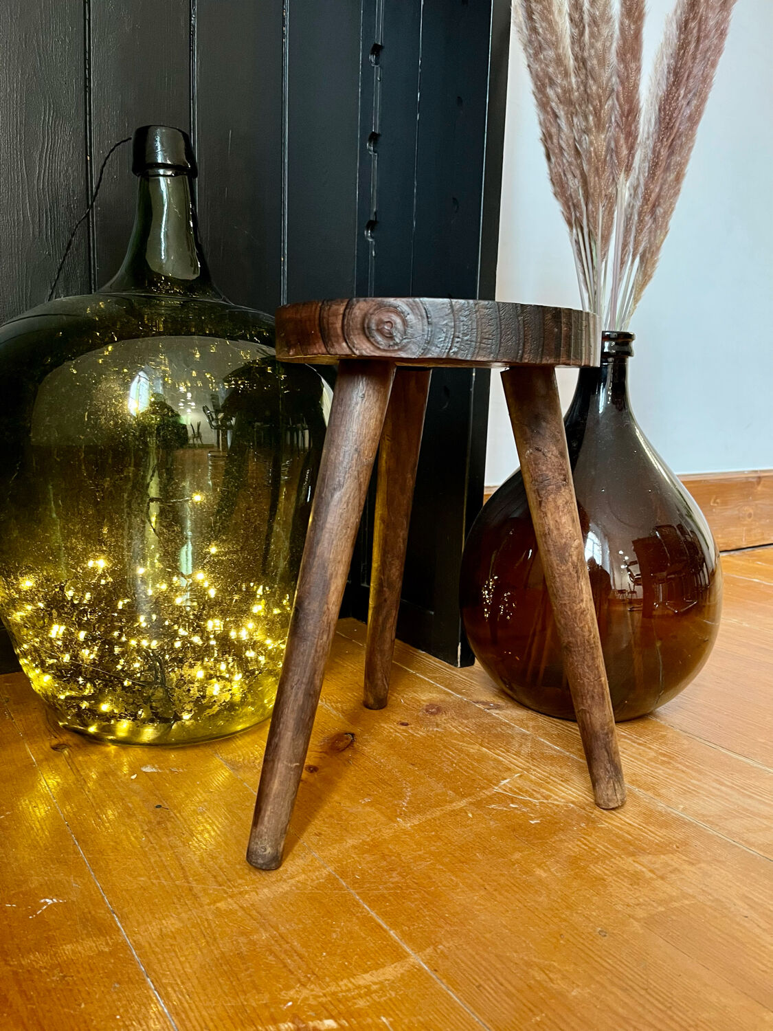 Tripod stool feet compass