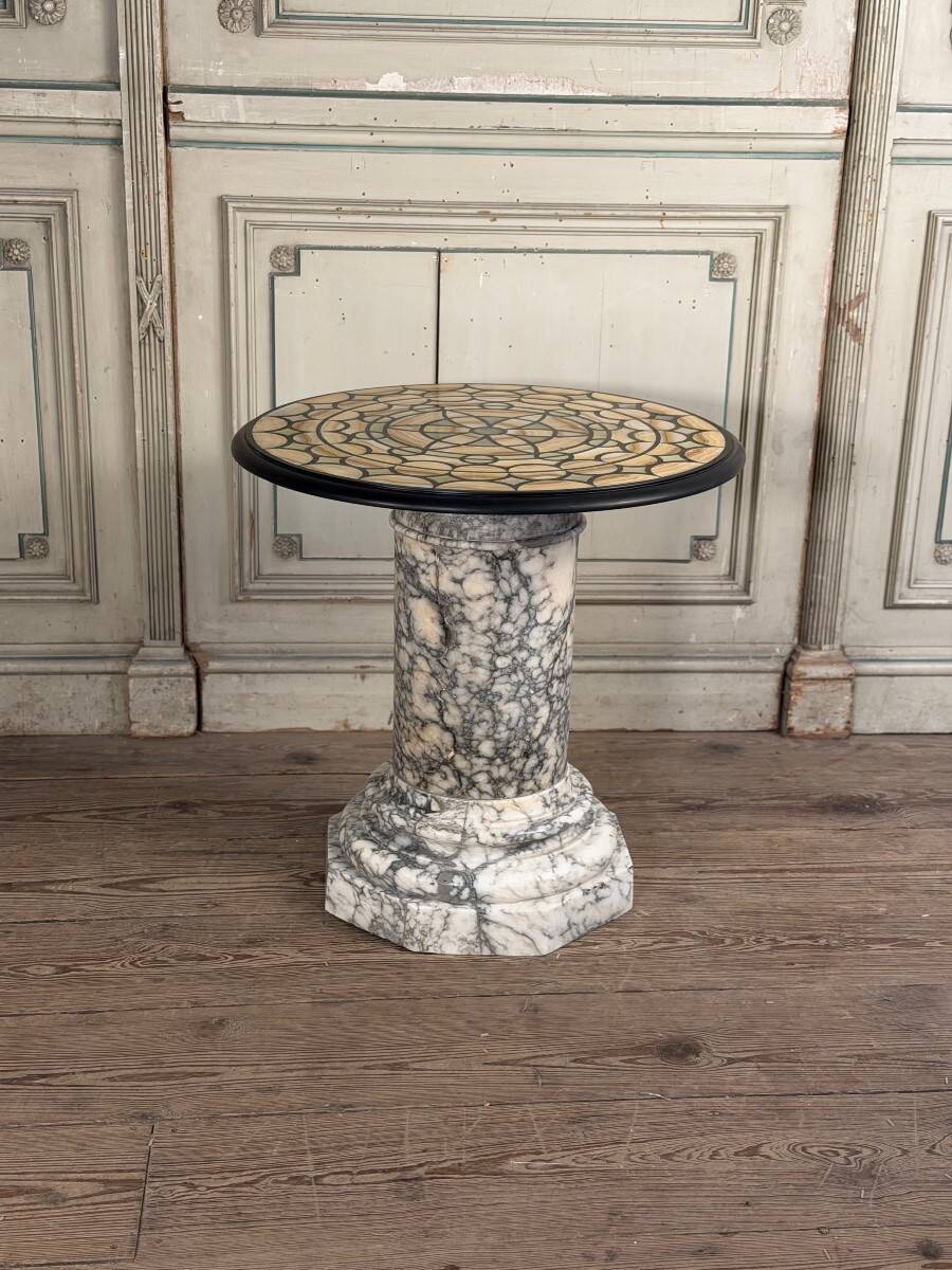 Marbre, albâtre et onyx, table d’appoint vers 1900