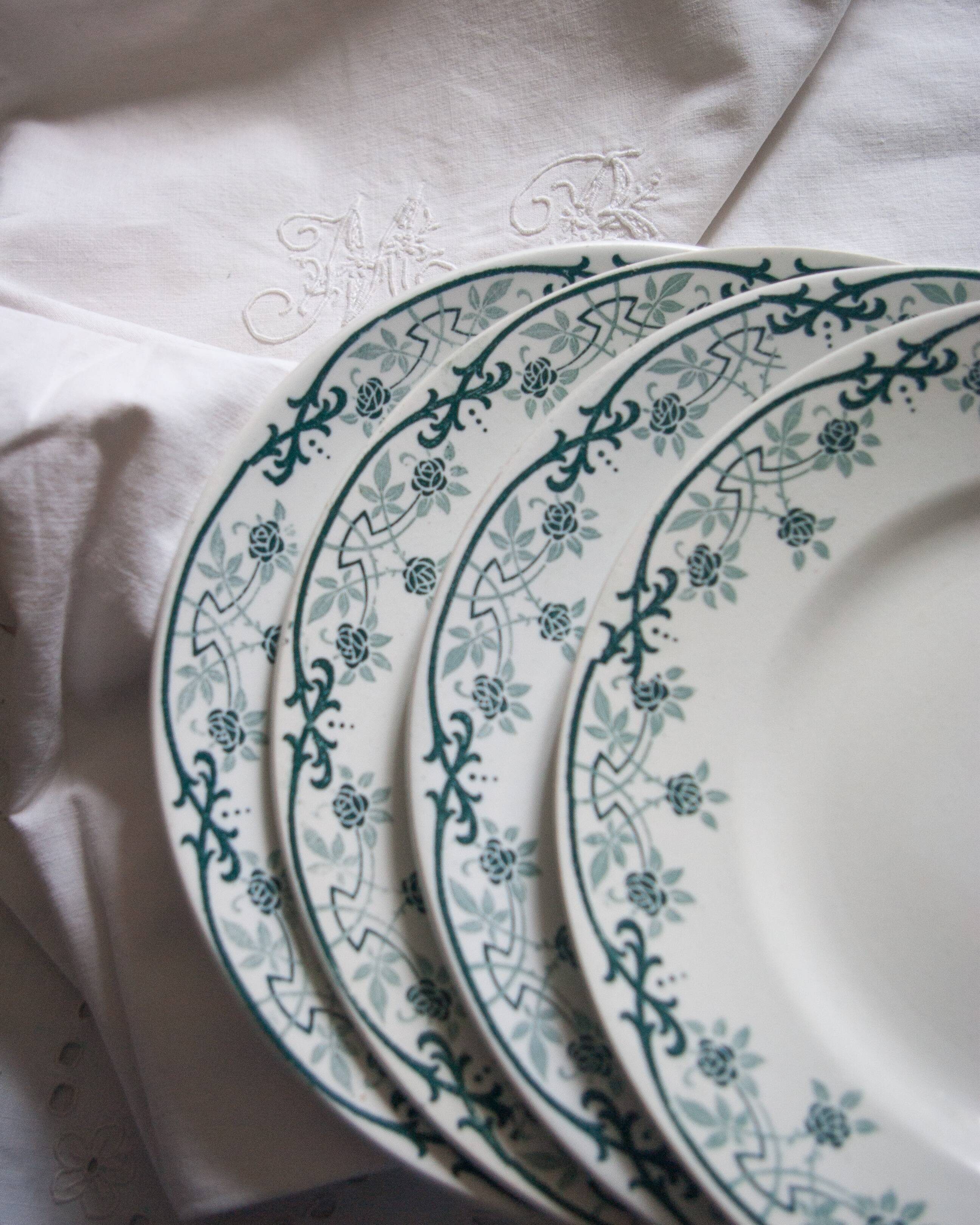 Ancient plates, iron earth, green deco décor