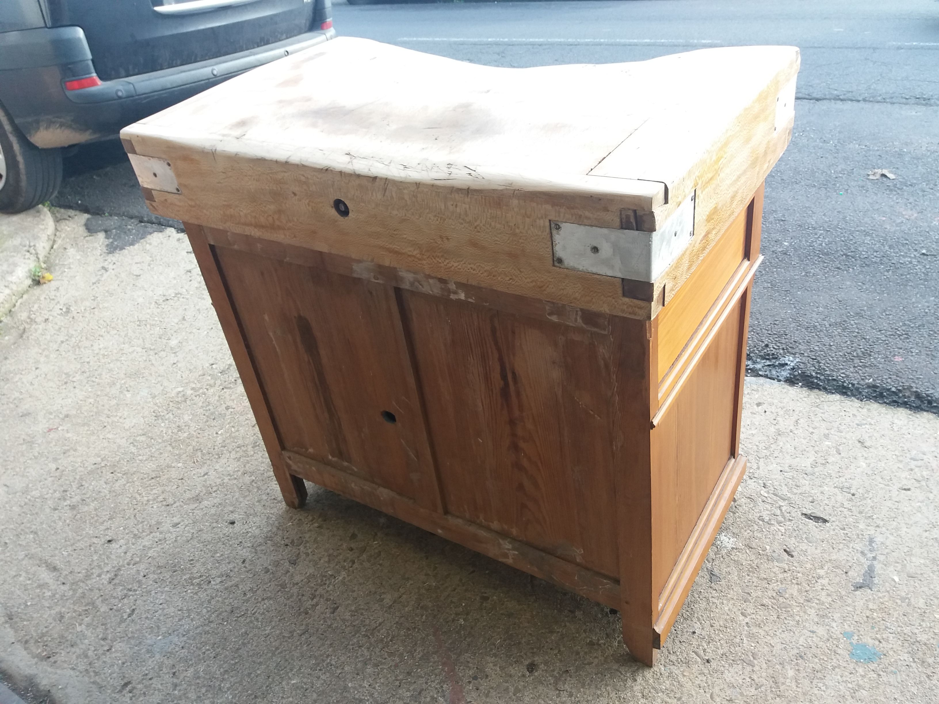 Chopping block butcher around 1920 opening on 2 drawers and 2 doors in pitch pine and Sycamore