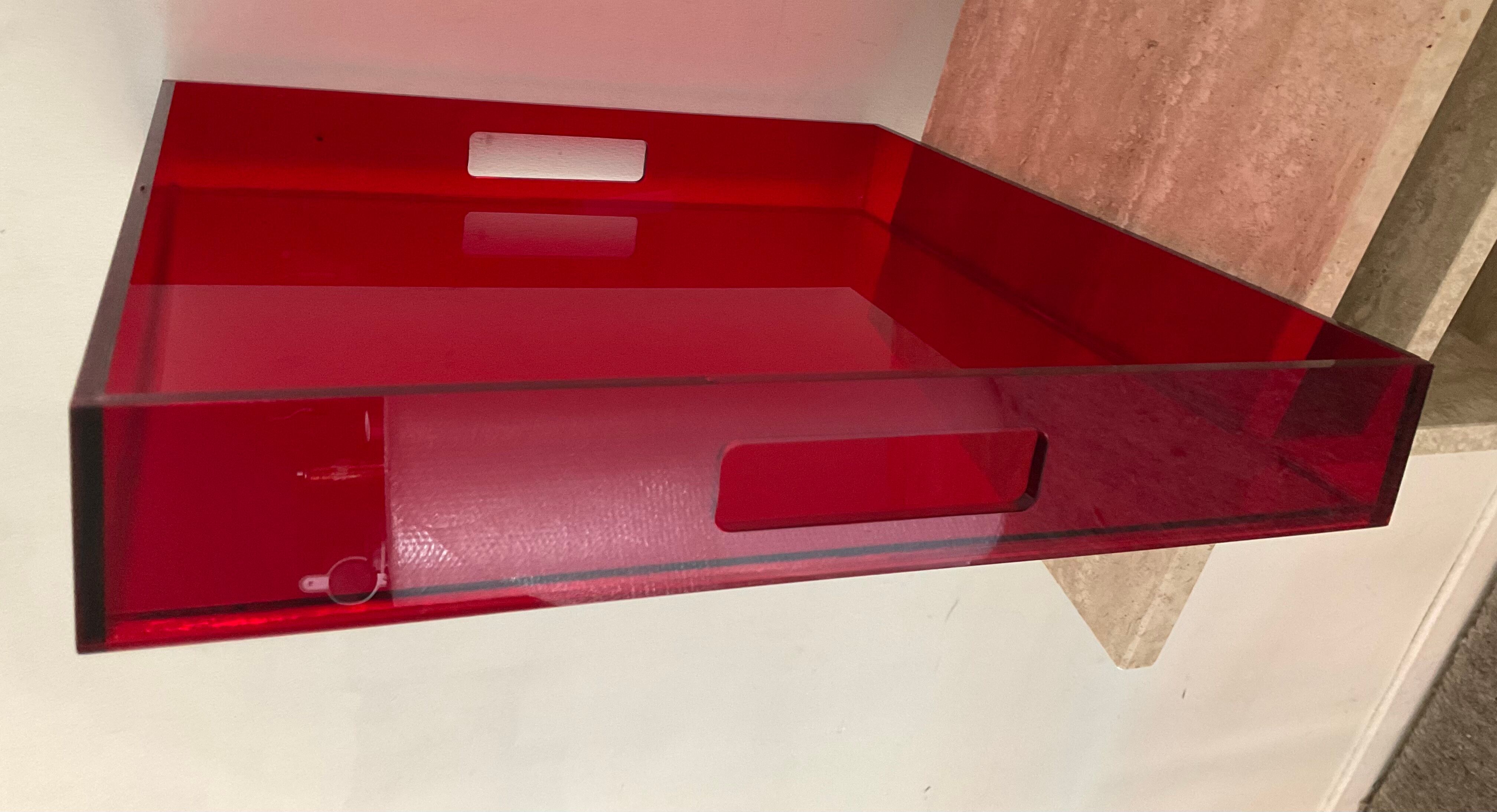 Design top in red plexiglass