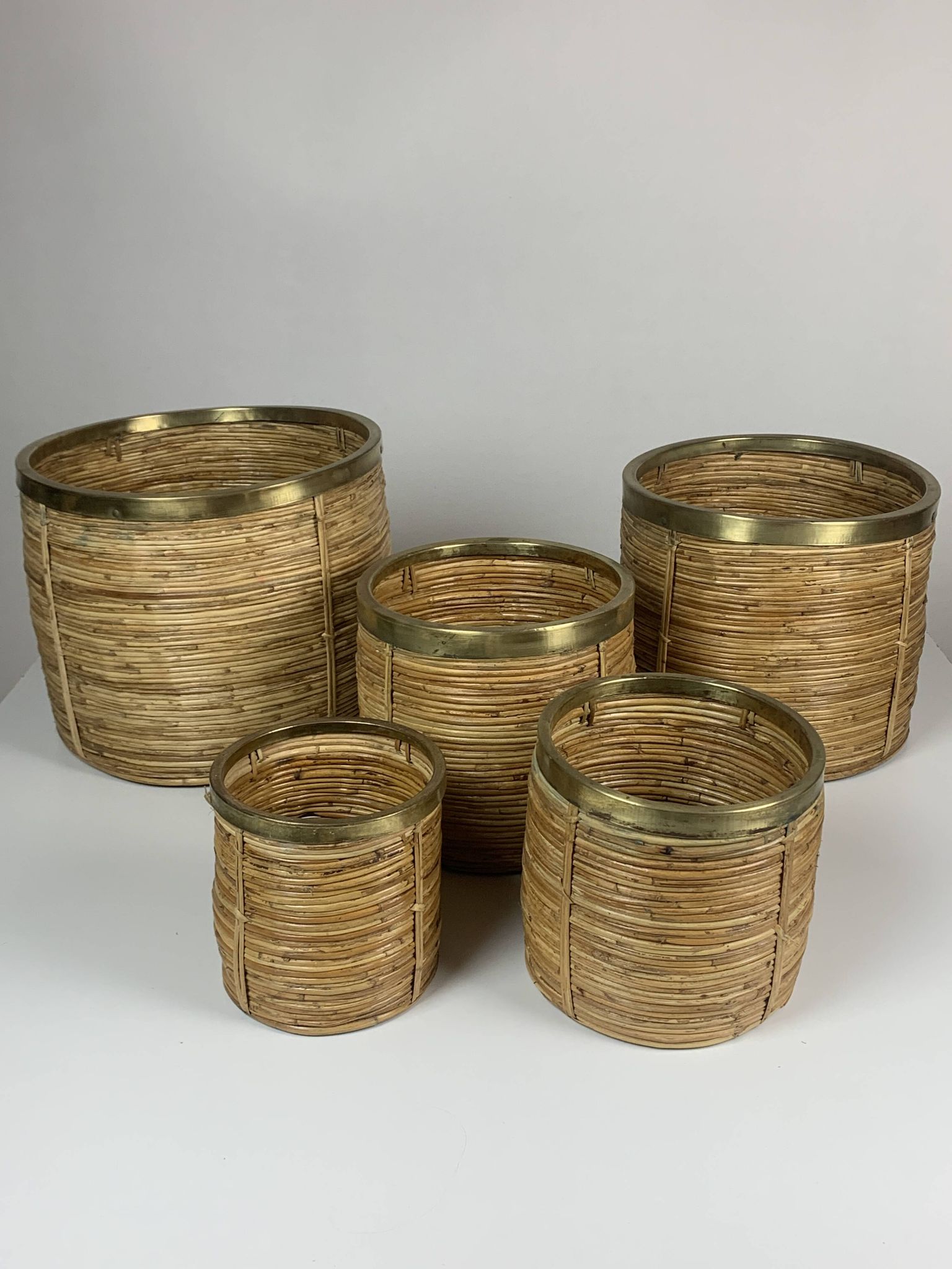 Set of 5 rattan pencil reed and brass plant holder baskets, Italy 1970s