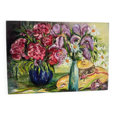 Deux vases à fleurs avec chapeau de paille, signés