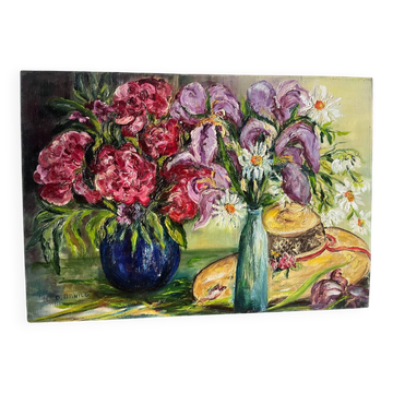 Deux vases à fleurs avec chapeau de paille, signés