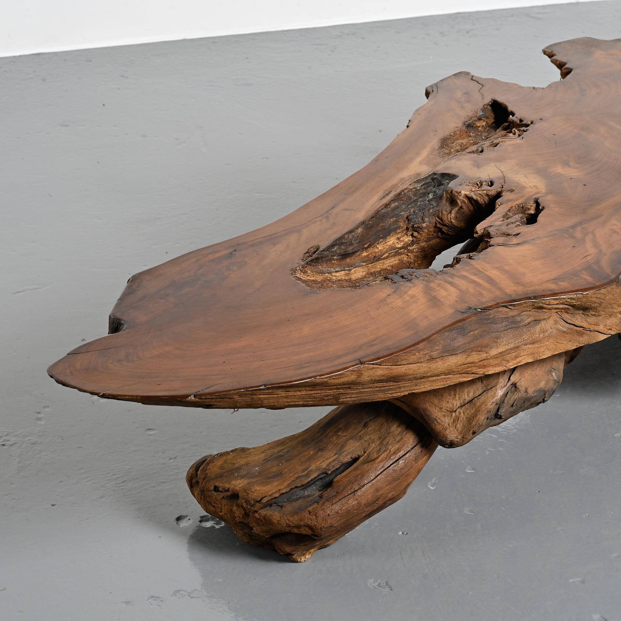 Coffee table made from sequoia root, American craftsmanship, Redwood Park, California, around 1970.