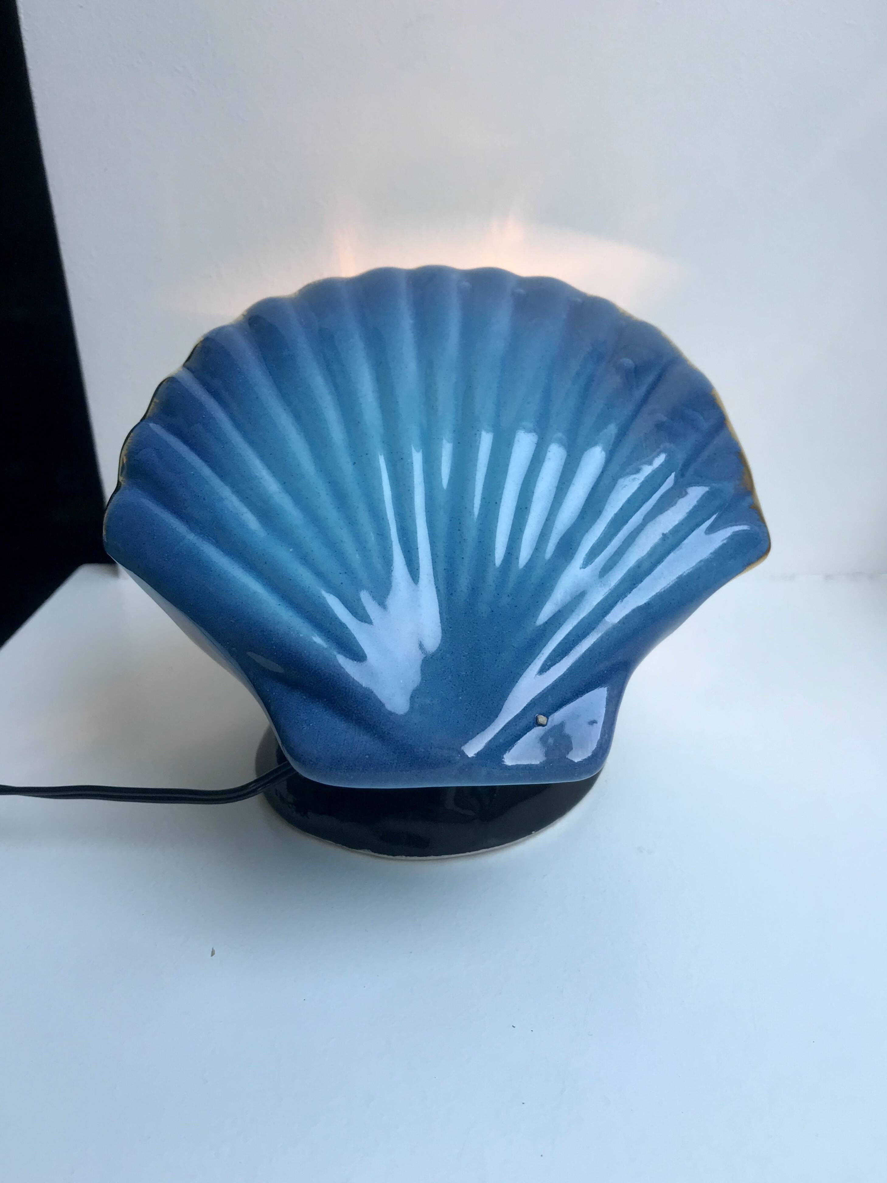 Petite lampe coquillage bleu et poissons signée vallauris années 1970
