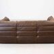 Canapé Togo vintage deux places avec accoudoirs en cuir marron par Michel Ducaroy pour Ligne Roset, années 1970.