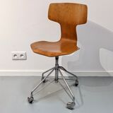 Office chair model hammer N°3103" by Arne Jacobsen