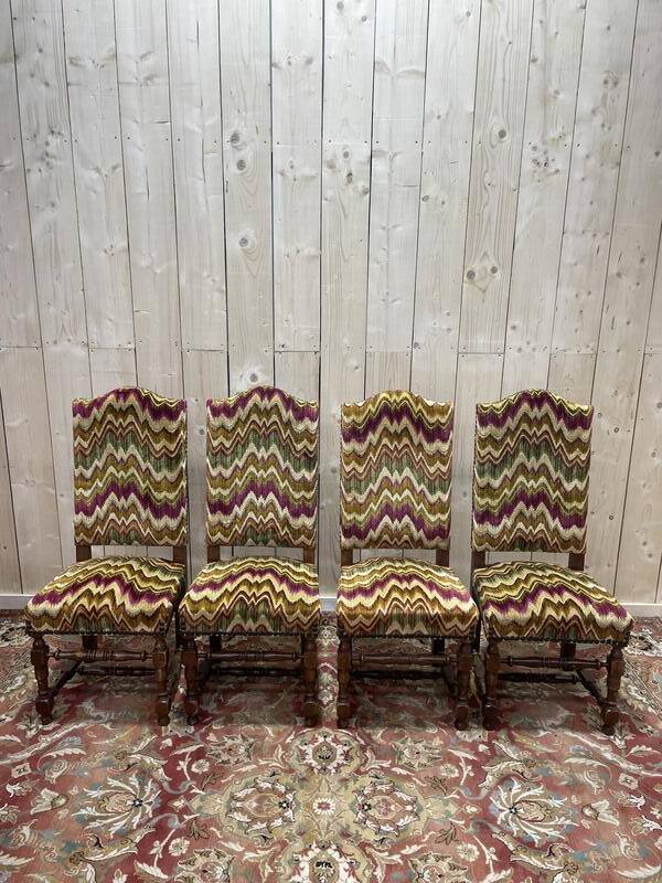 4 chaises de style Louis XIII en bois tournés et velours