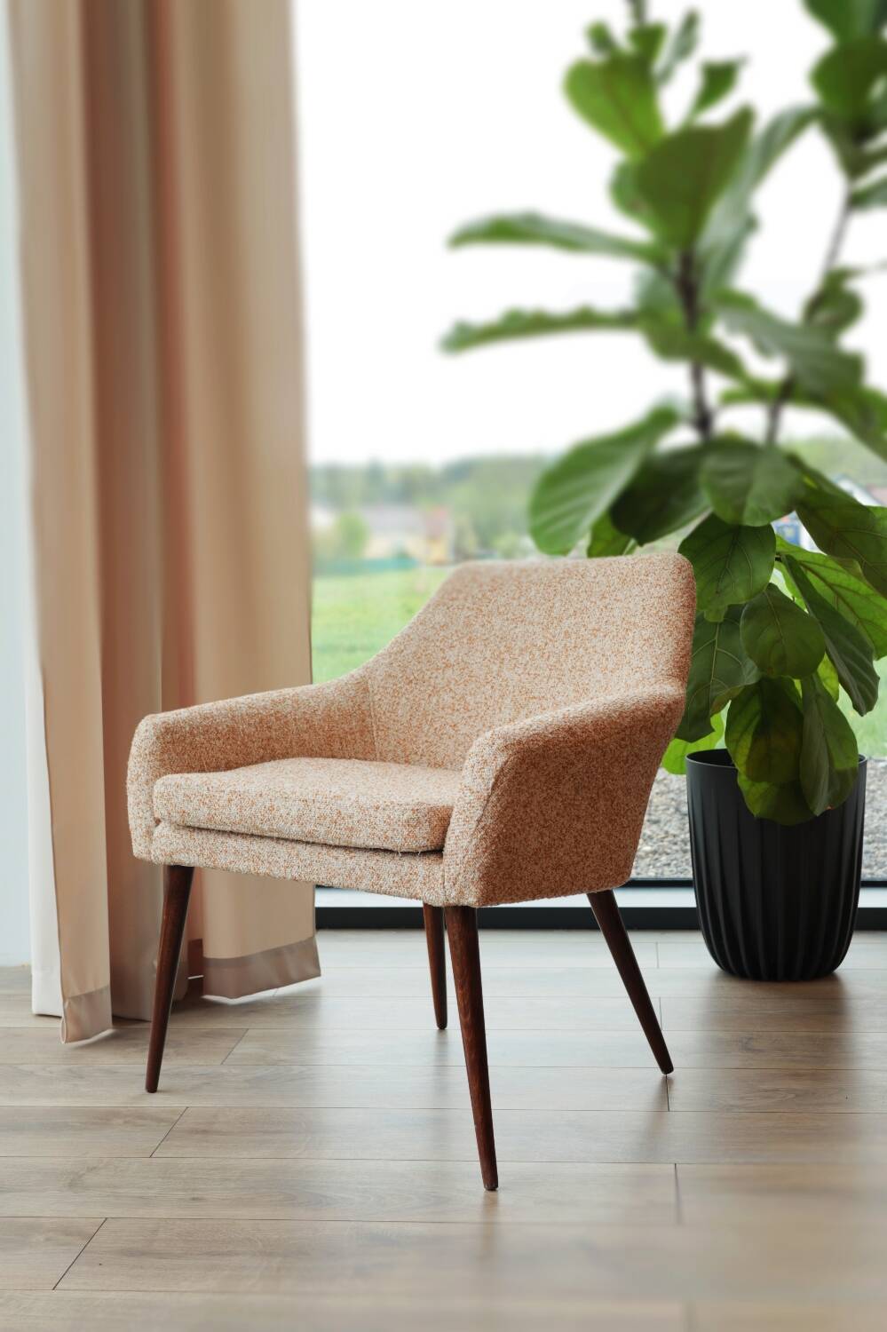 2 fauteuils en tissu bouclé blanc et orange, 1960