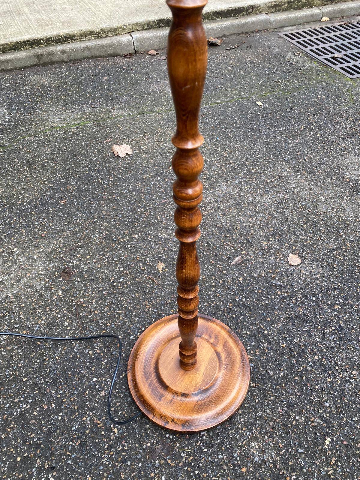 Lampadaire vintage France en bois massif sculpté