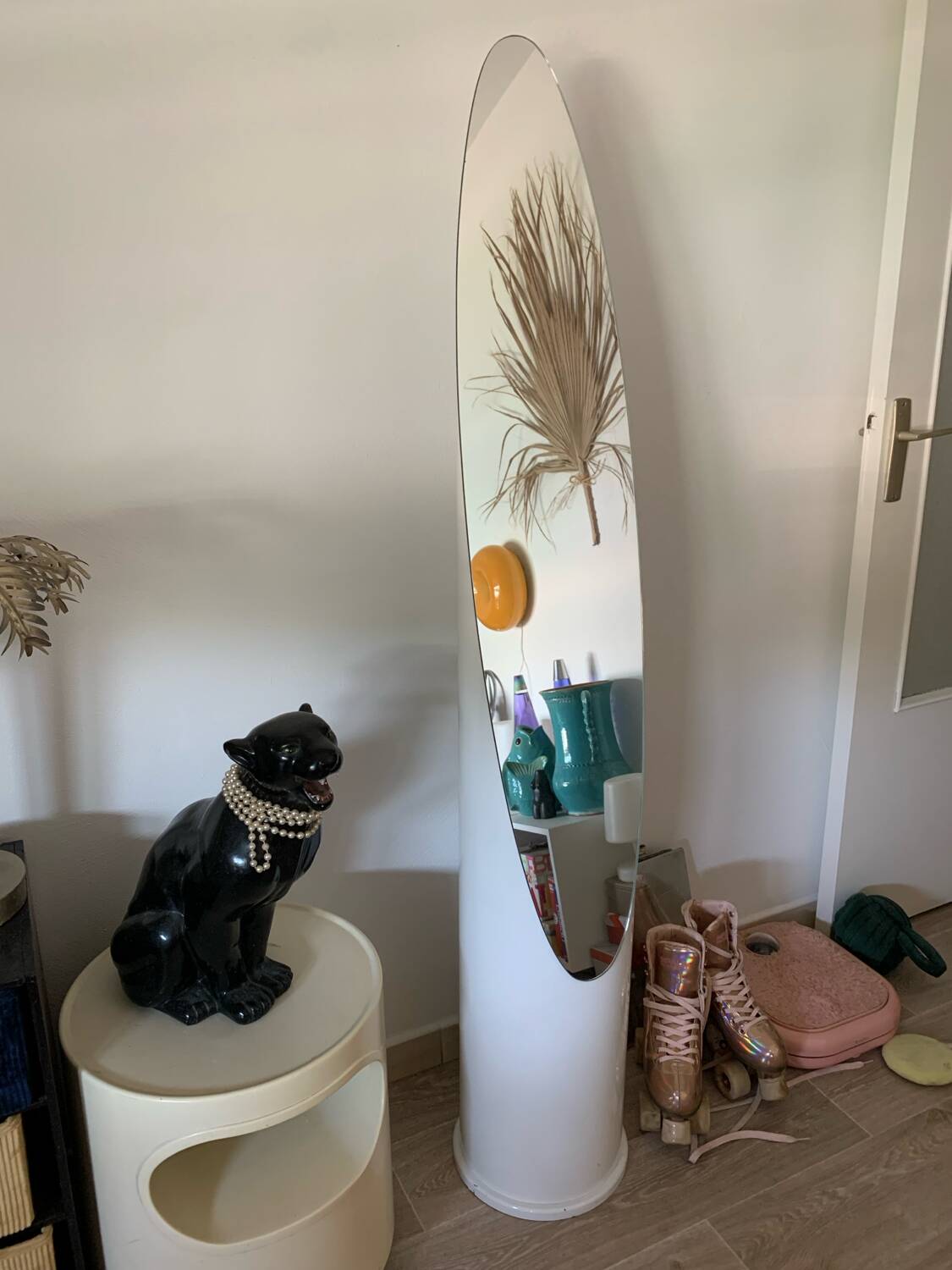 Lipstick mirror on foot