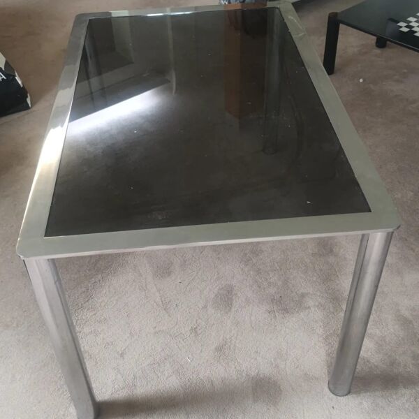 Table à manger en acier chromé et dalle de verre fumé en 1969