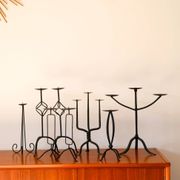 Pair of twisted tripod candlesticks in black iron, brutalist, 1970 - 44 cm