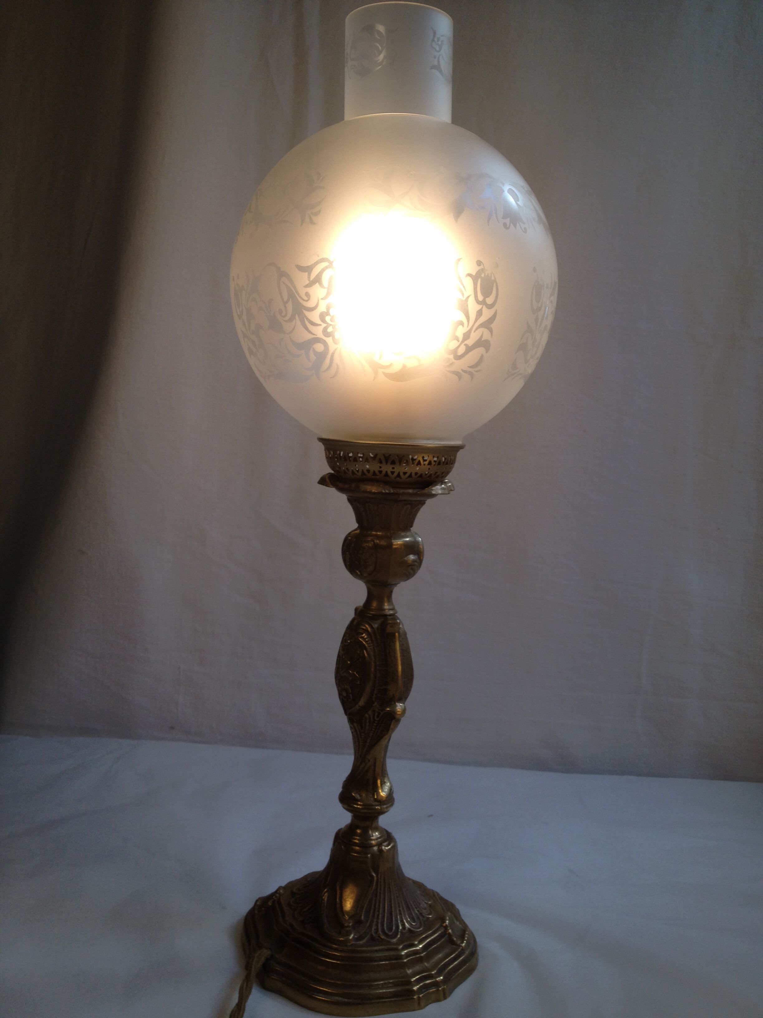Bronze globe lamp
