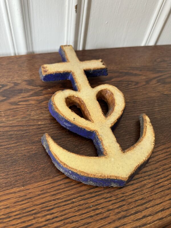 Croix camarguaise en céramique par les Argonautes, Vallauris, 1960