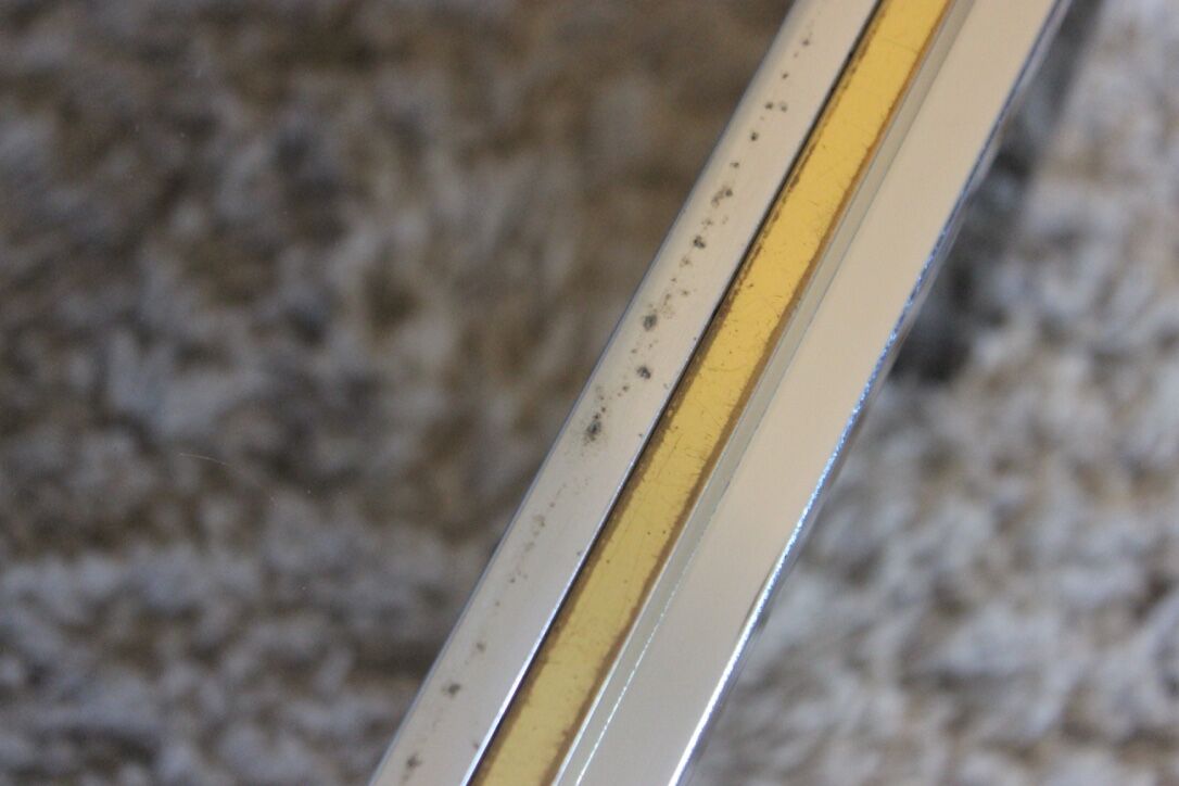 Table basse vintage en verre, laiton et chrome années 70