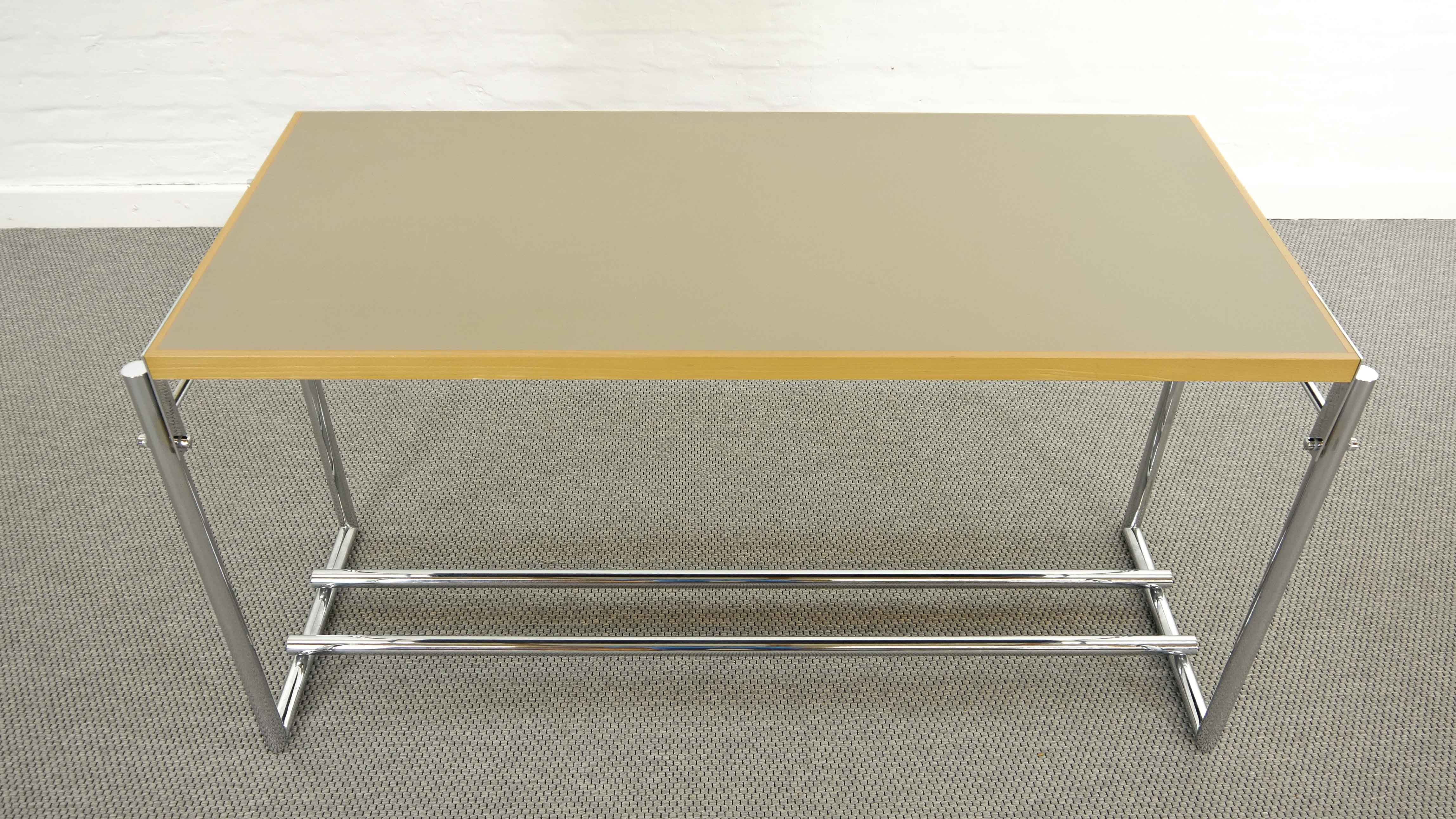 Menton Table by Eileen Gray fort ClassiCon