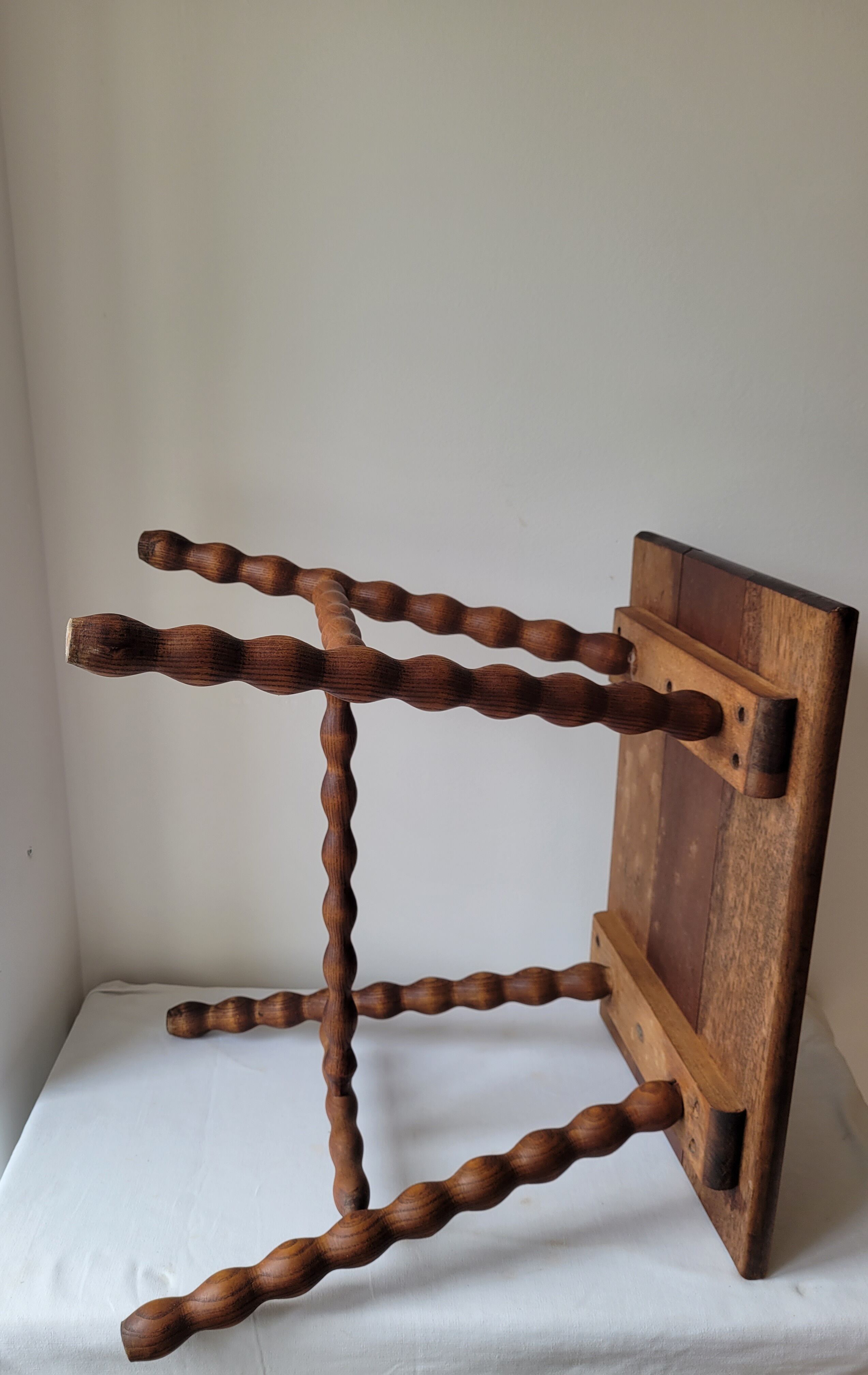 Table basse brutaliste pieds torsadés