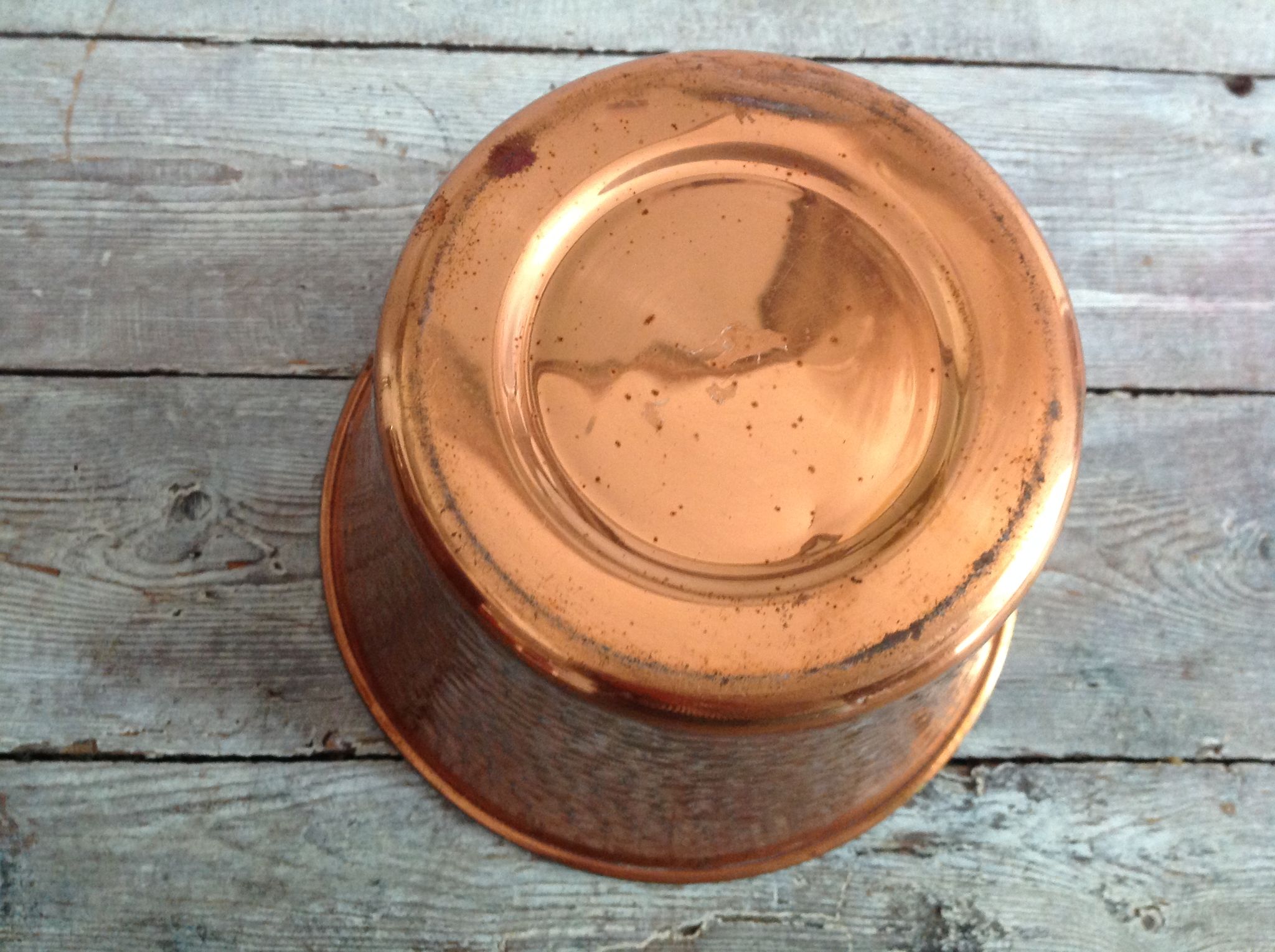 Cache hammered copper pot
