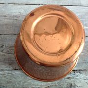 Cache hammered copper pot