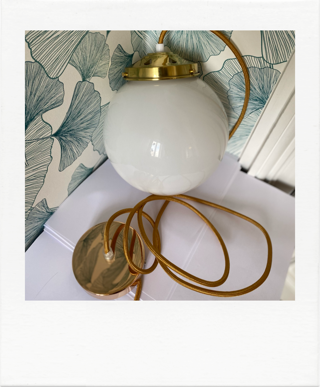 Suspension globe vintage opaline et doré
