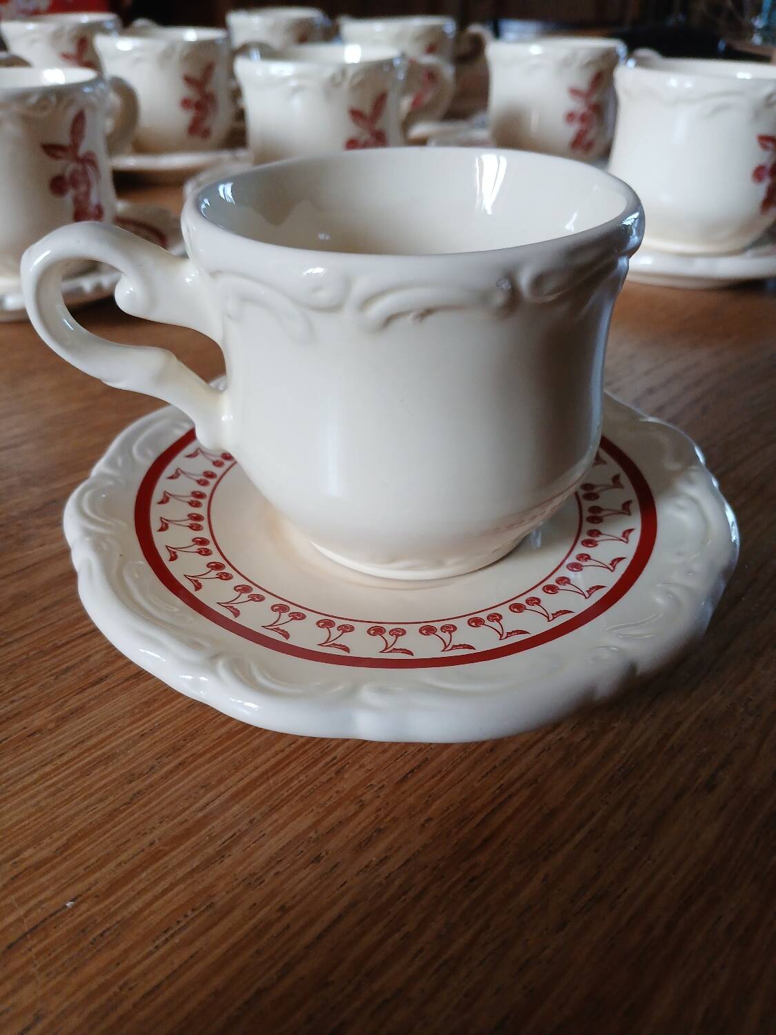 10 tasses et soucoupes "Le grenier de Louise "