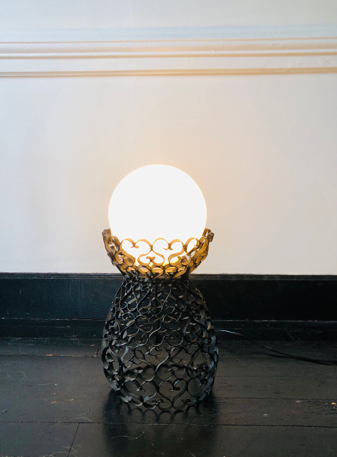 Lampe en fer forgé noir et globe en verre blanc