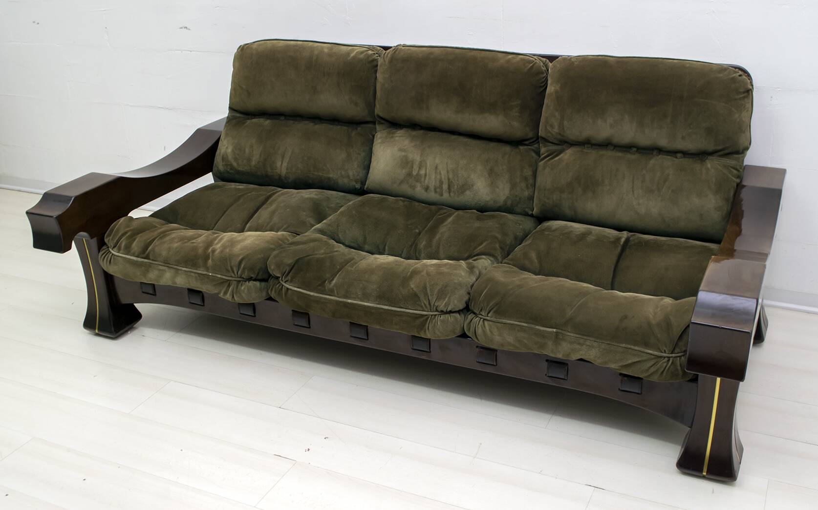 Luciano Frigerio Mid-Century Modern Italian Wood and Suede Sofa "Ussaro",70