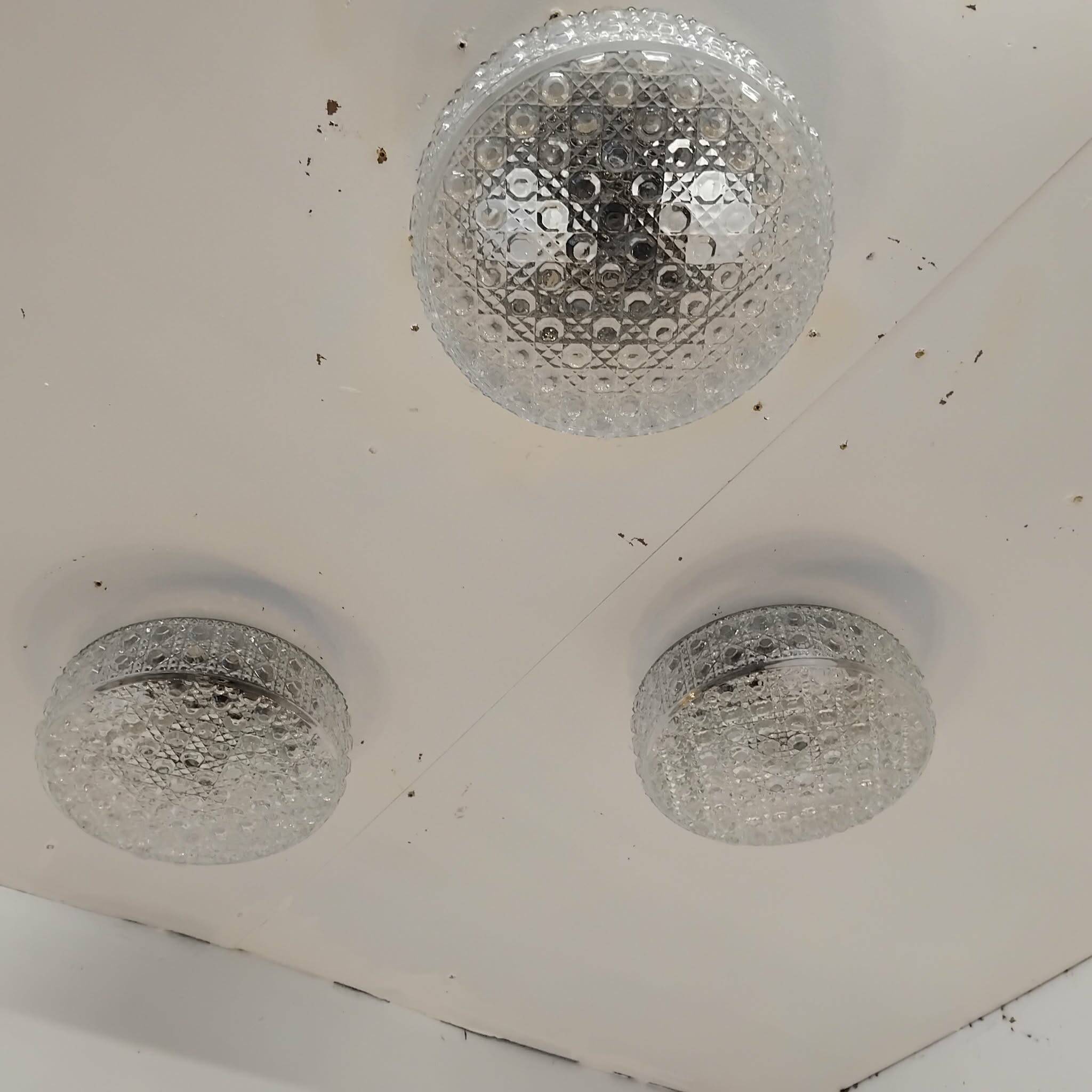 Suite de 3 plafonniers en verre moulé presssé année 50