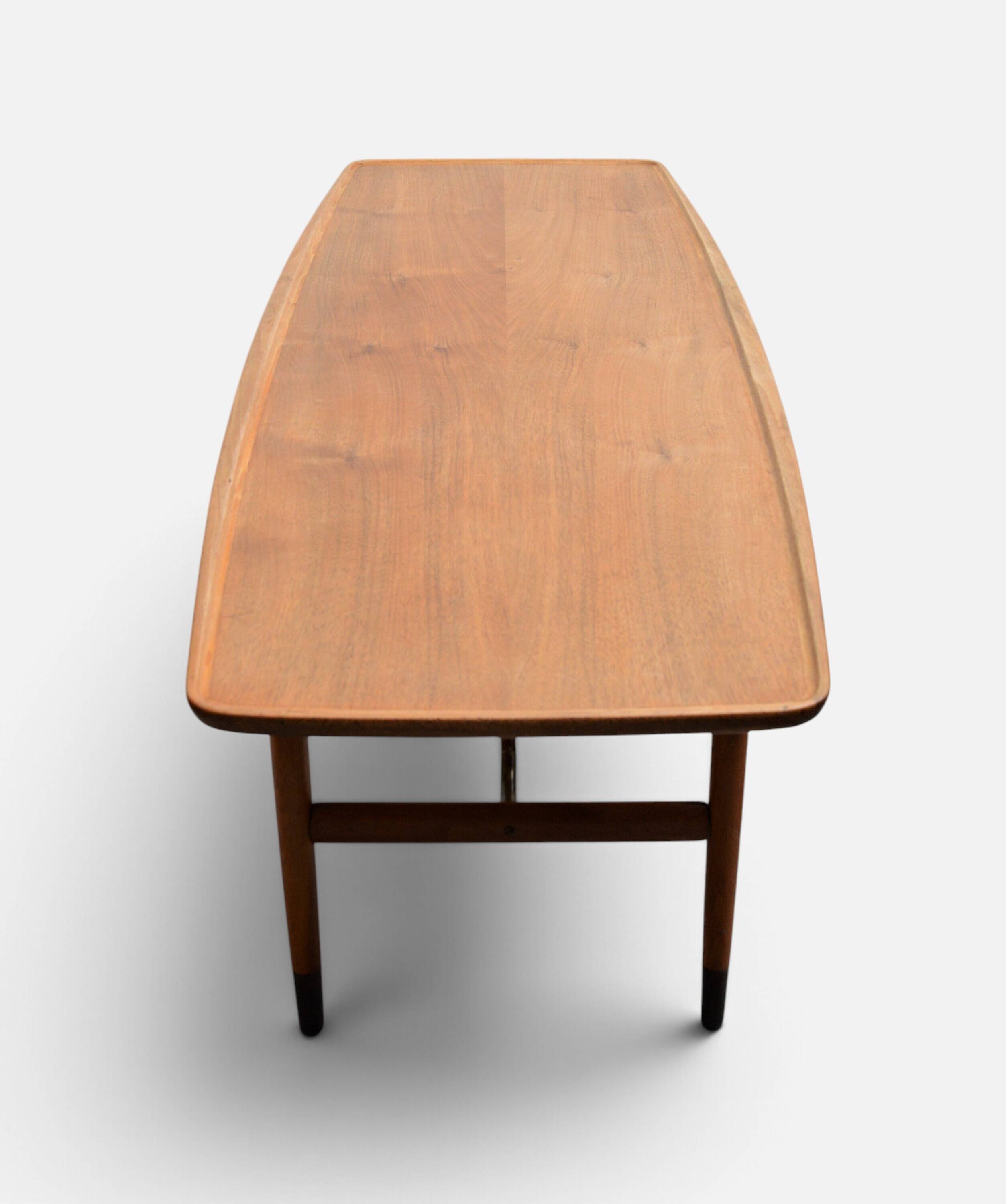 Table basse Anton Kildeberg (attribuée), noyer et laiton, Danemark années 1950-60.