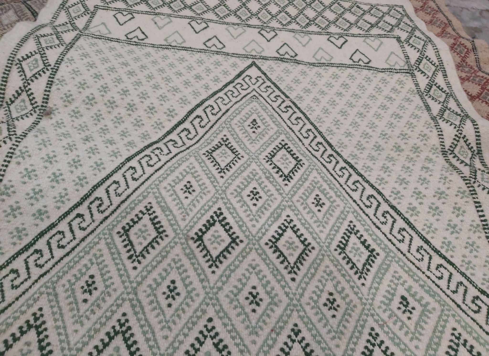 Tapis traditionnel blanc et vert fait main en pure laine