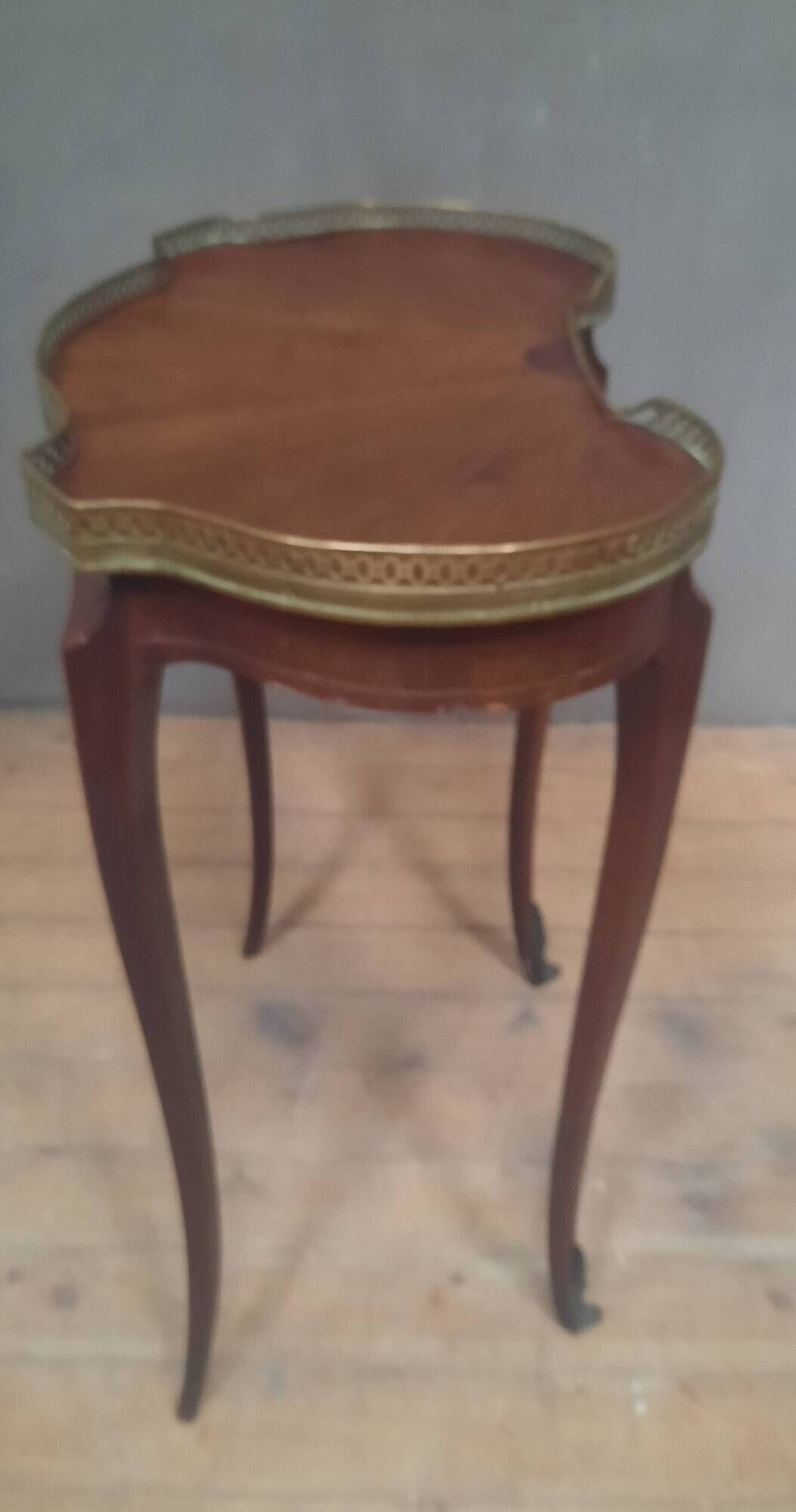 Table rognon en plaquage style Louis XV