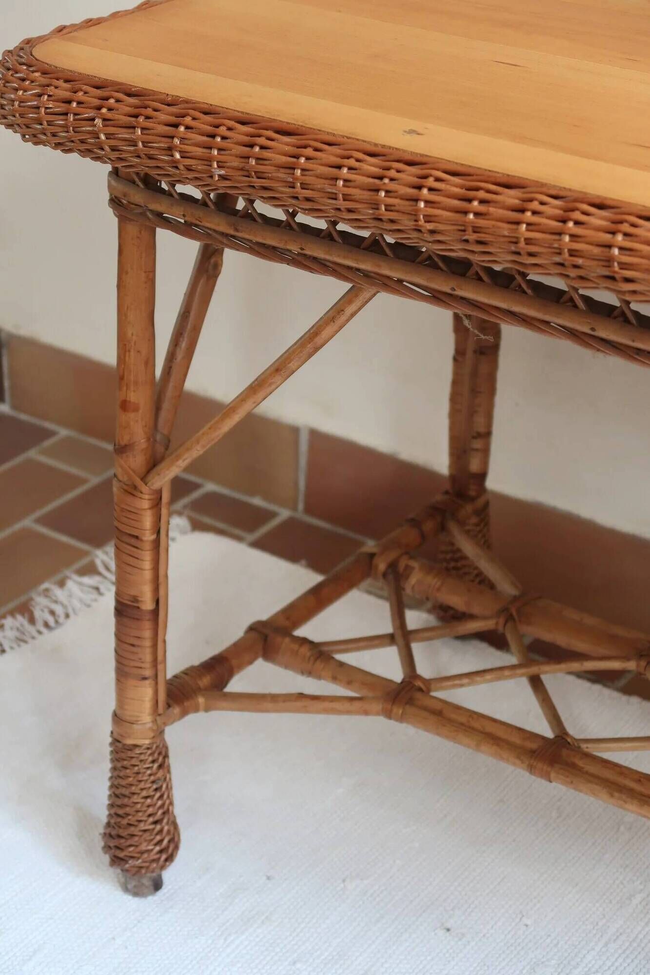 Table à manger en rotin et osier, plateau en hêtre, années 60