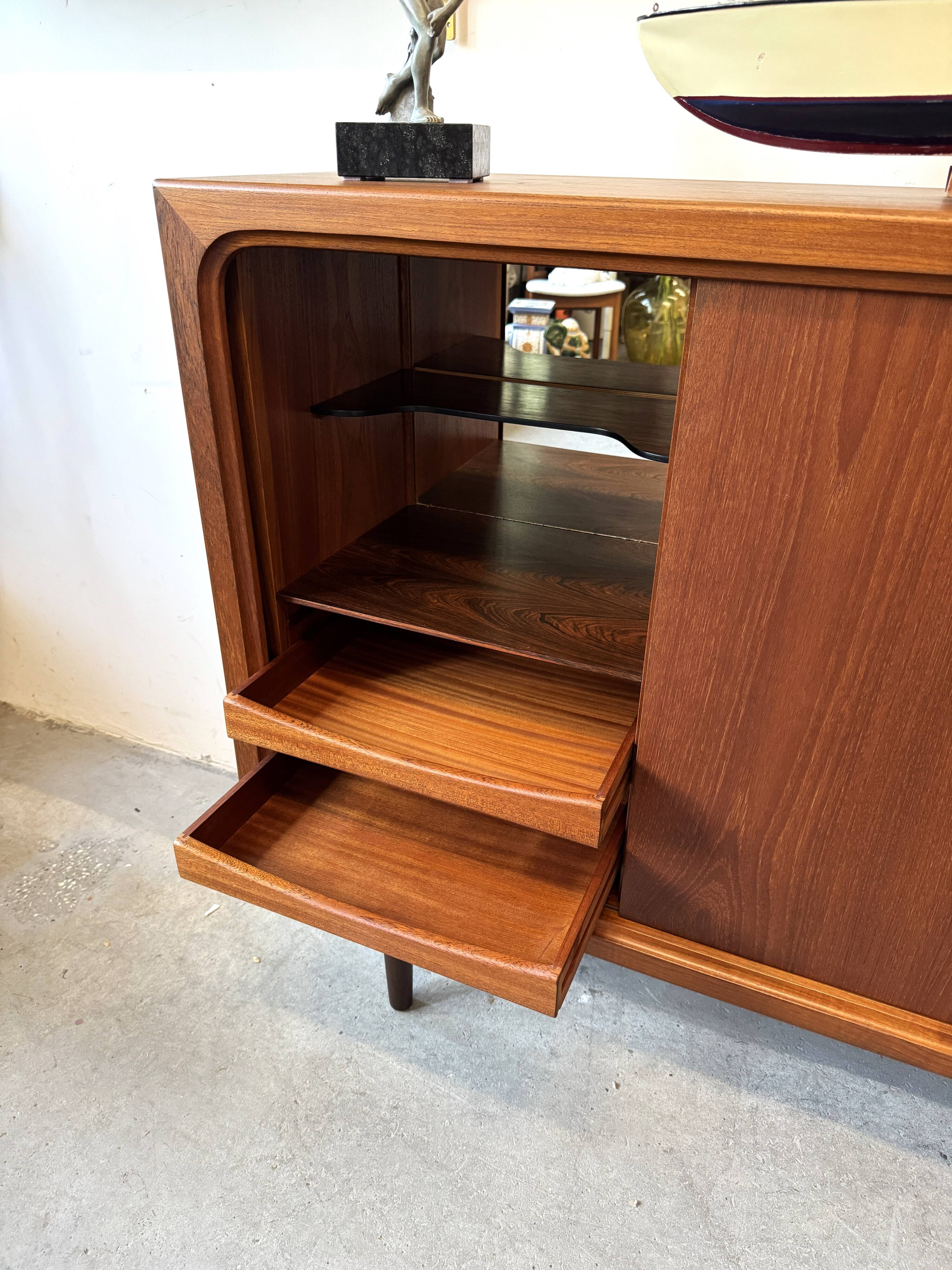 Buffet en teck, Danemark, années 1960/1970, style Mid-C Modern, vintage
