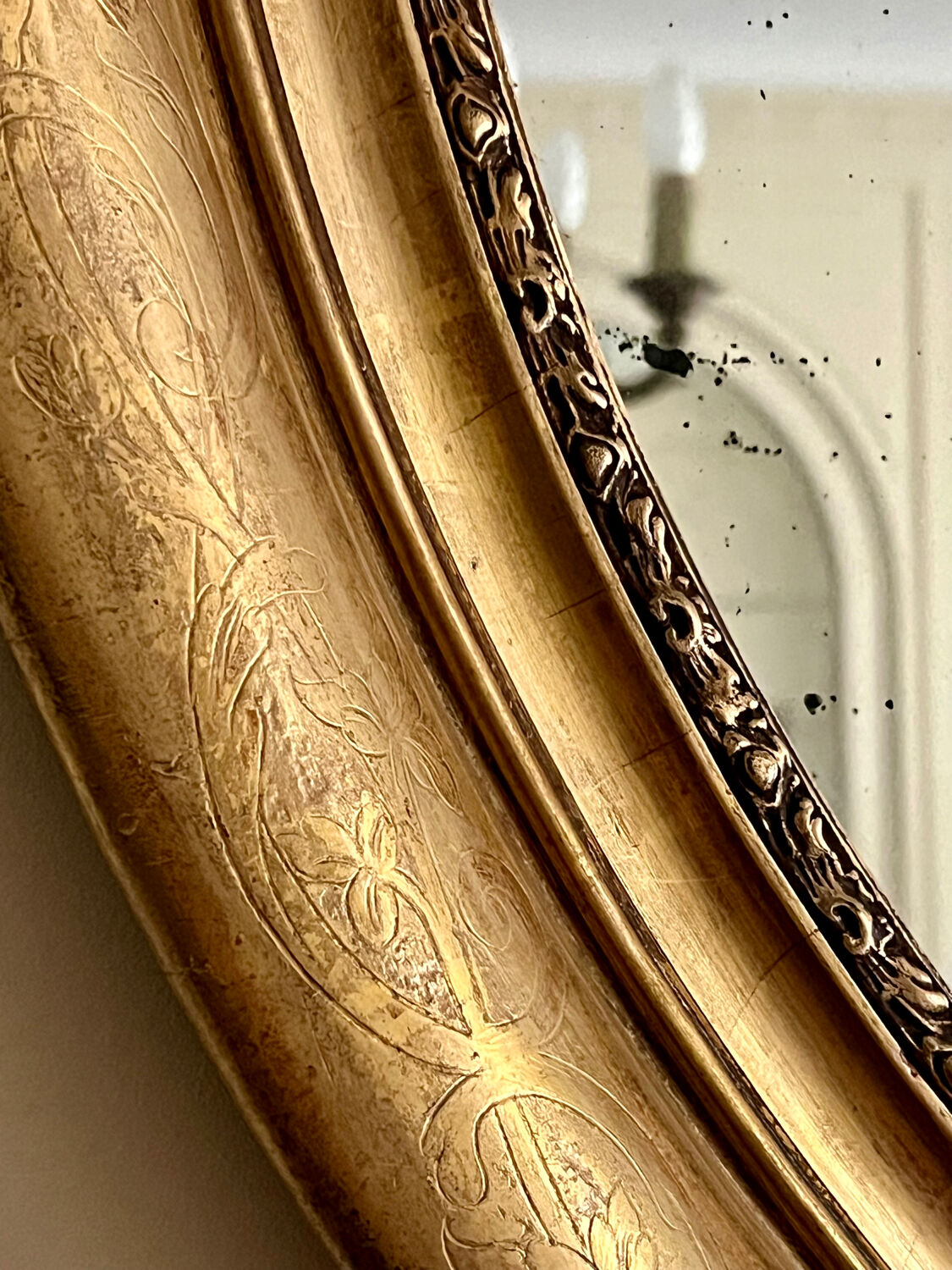 Large antique oval gilded mirror – Louis-Philippe period (circa 1840-1860)