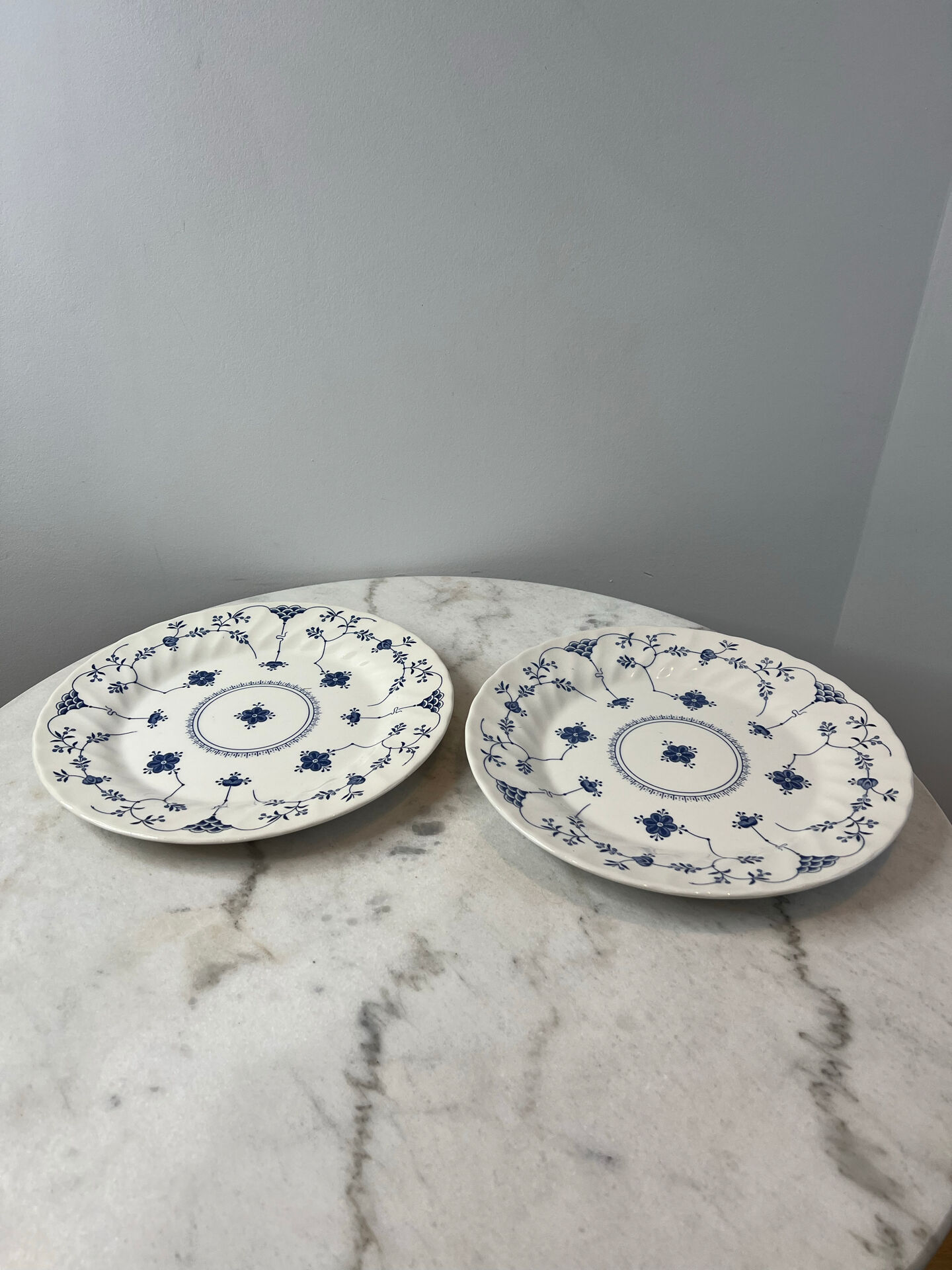 Set of 2 flat plates in English earthenware with blue floral decoration.